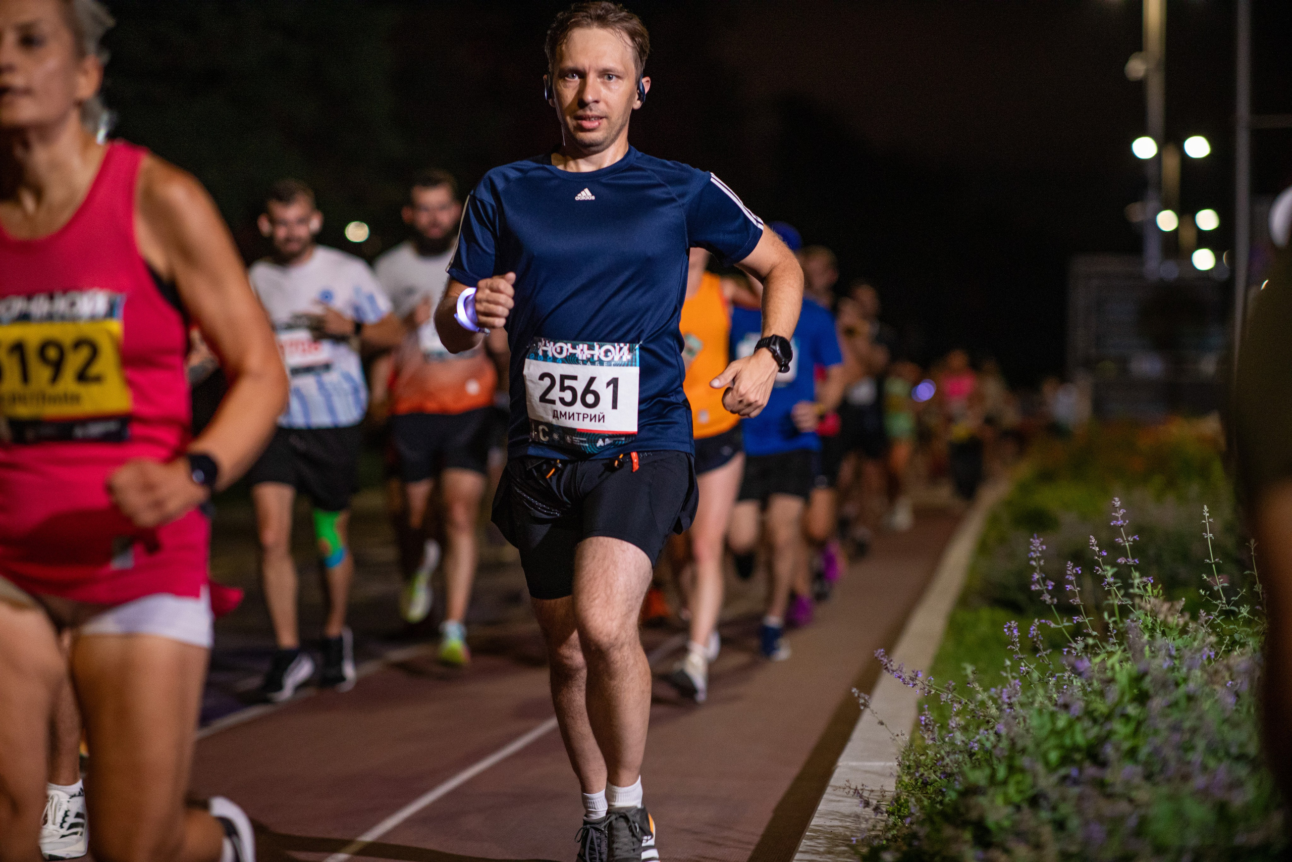 Ночной забег в ленте фотографий бегунов 03.08.24. Фотограф Сергей Ловкий