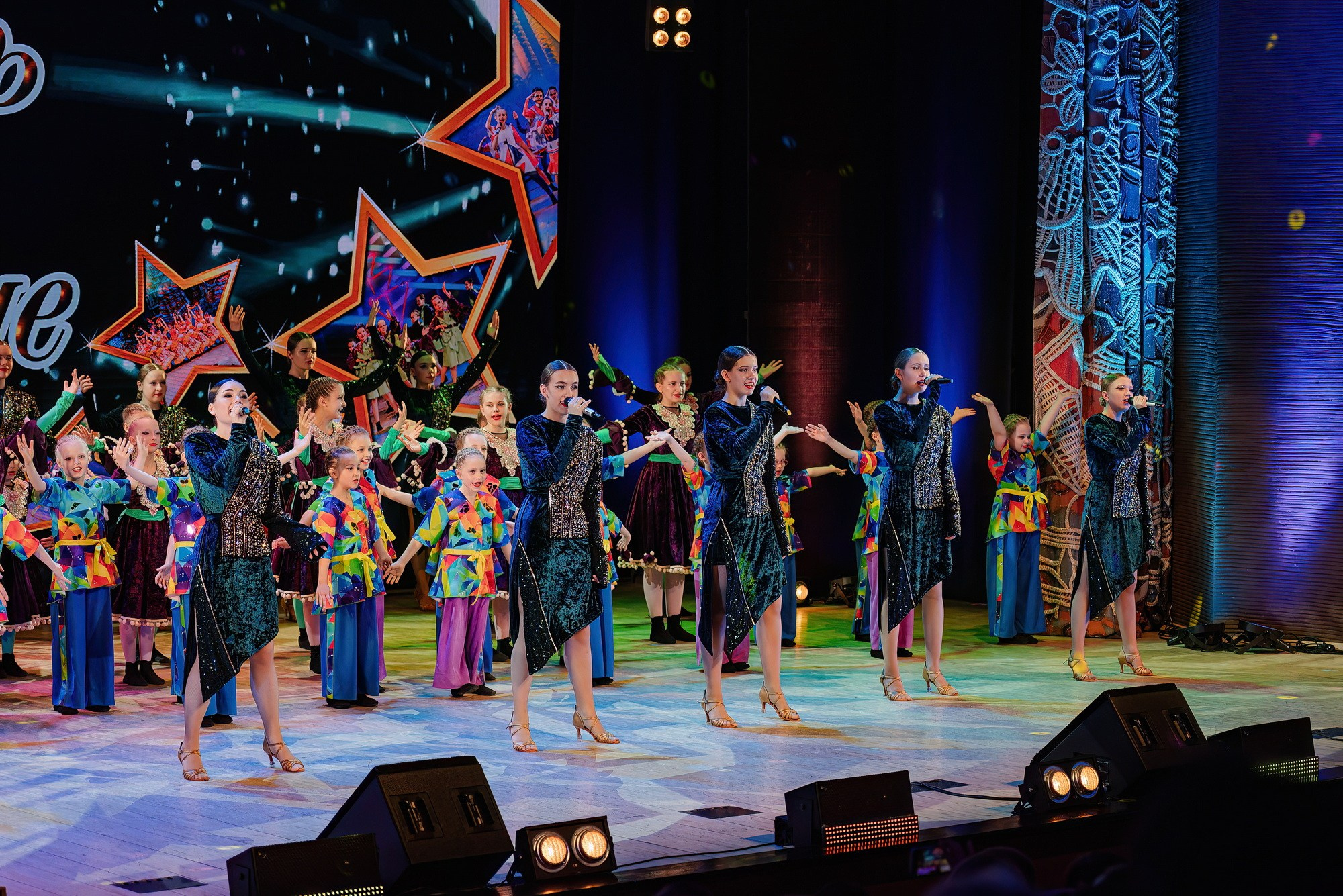 Отчетный концерт Образцового коллектива Алтая театра эстрадной песни «Созвездие». Свадебный и репортажный фотограф Никита Сницарев в Барнауле