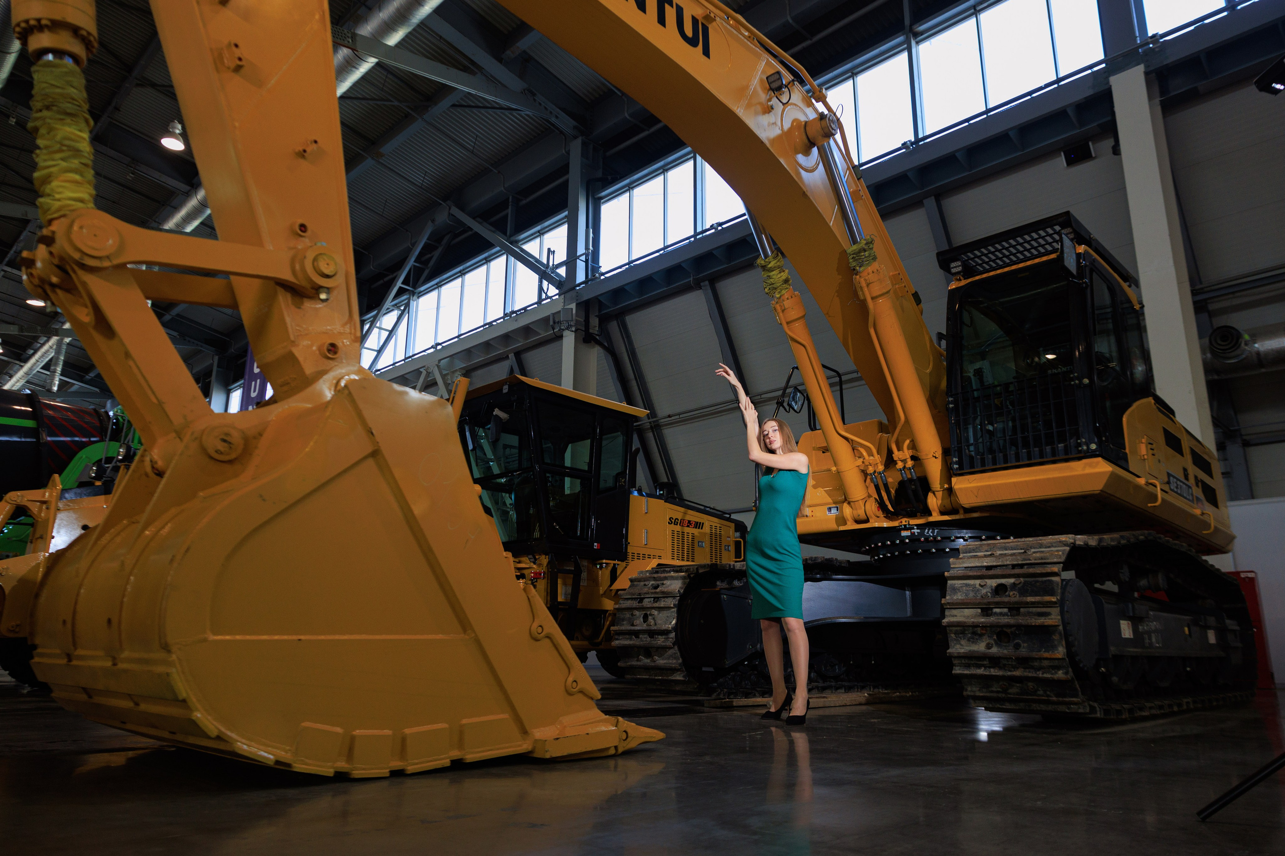 Фотограф для Модельнай съемки на строительной выставке 100+. Контент для бизнеса в Екатеринбурге Полдень Медиа