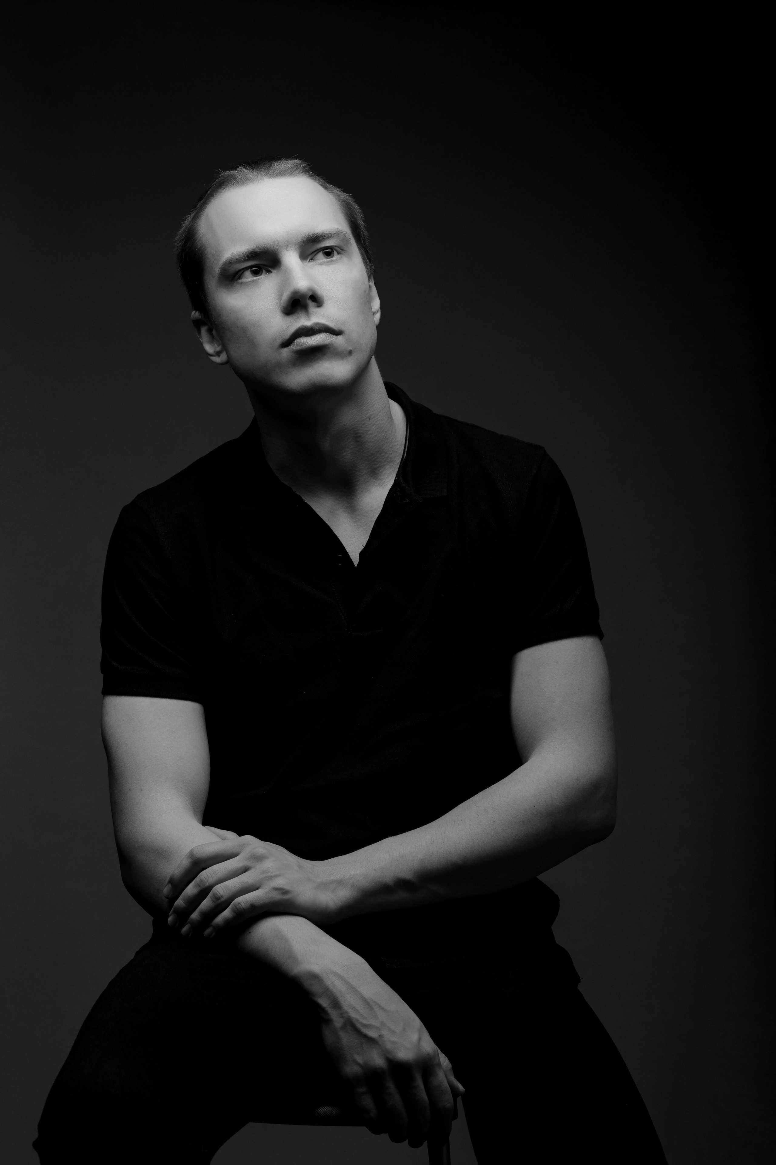 Простой лаконичный портрет мужчины на чёрном фоне