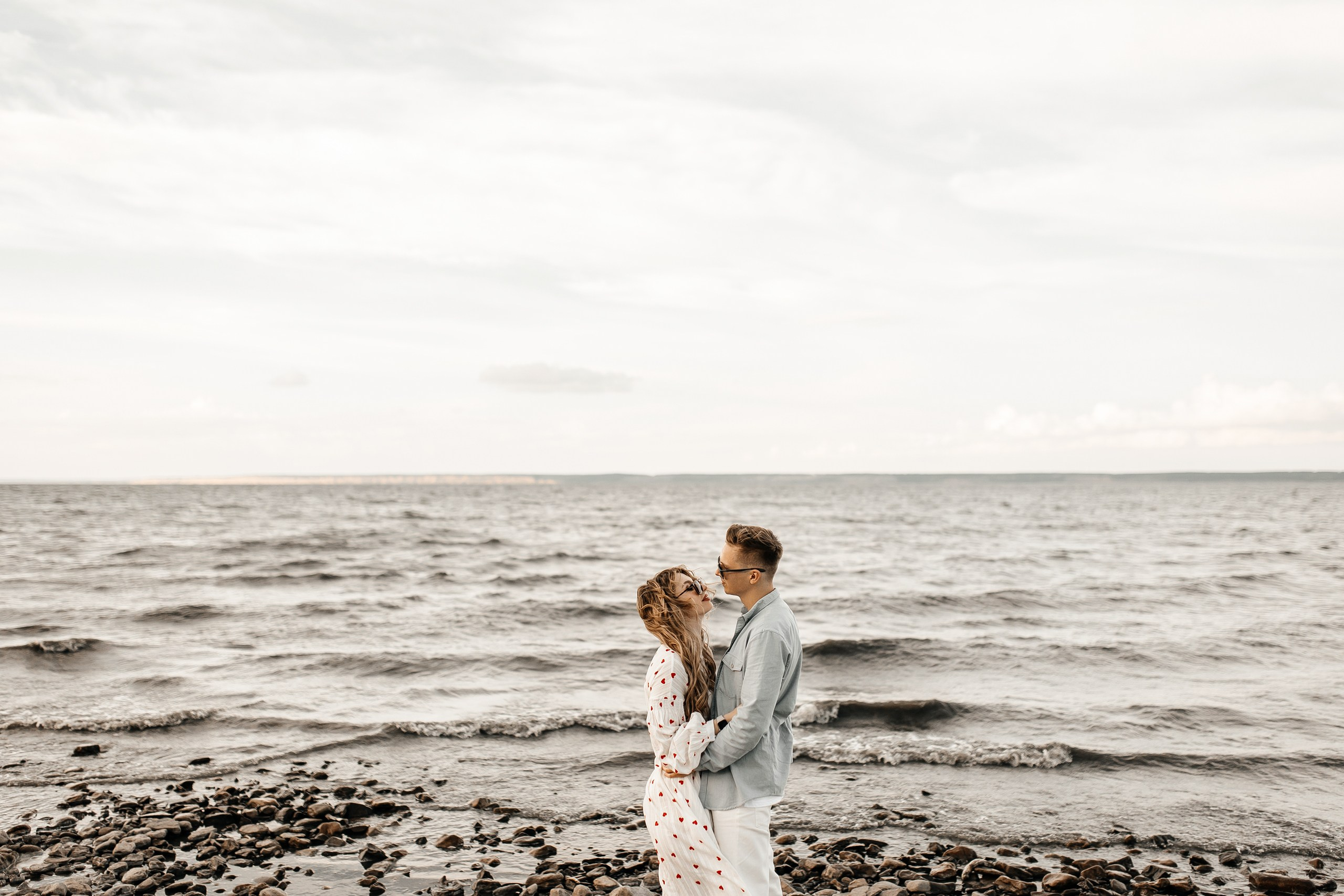 Здравствуйте! Я&nbsp;свадебный фотограф из&nbsp;Ульяновска, работаю в&nbsp;том числе по&nbsp;всей России и&nbsp;с&nbsp;выездом за&nbsp;границу. Снимаю свадьбы, lovestory, корпоративы, светский репортаж. Провожу обучение по&nbsp;фотографии, мастер-классы и&nbsp;воркшопы для других фотографов.