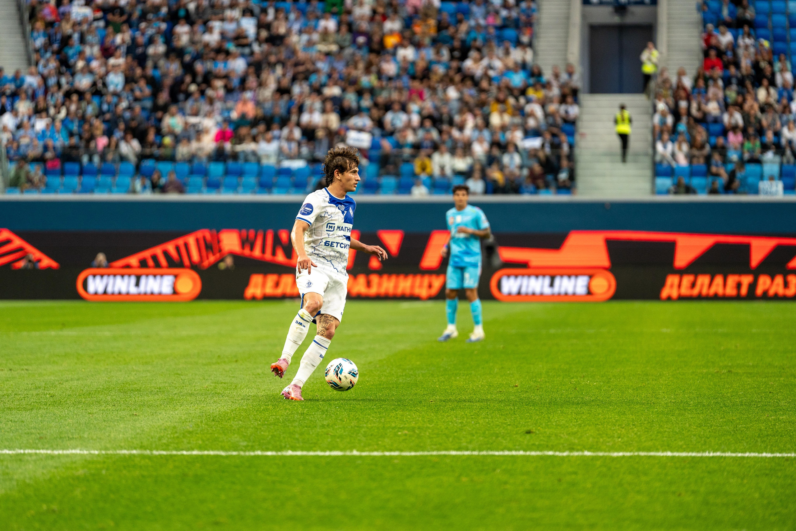 Игрок «Динамо» ведёт мяч на Газпром Арене, спортивный фотограф Санкт-Петербург