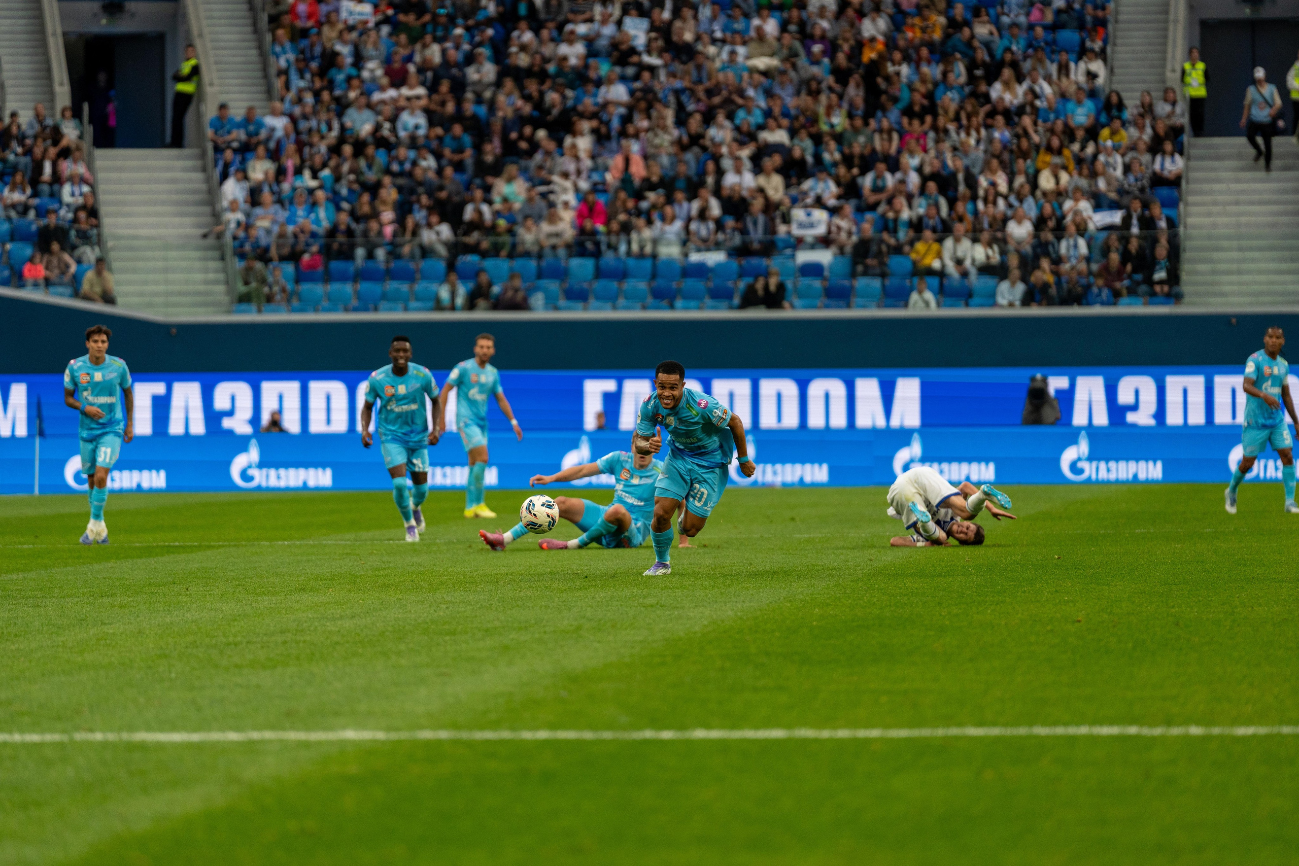 Динамичный эпизод матча «Зенит»–«Динамо», спортивный фотограф Санкт-Петербург