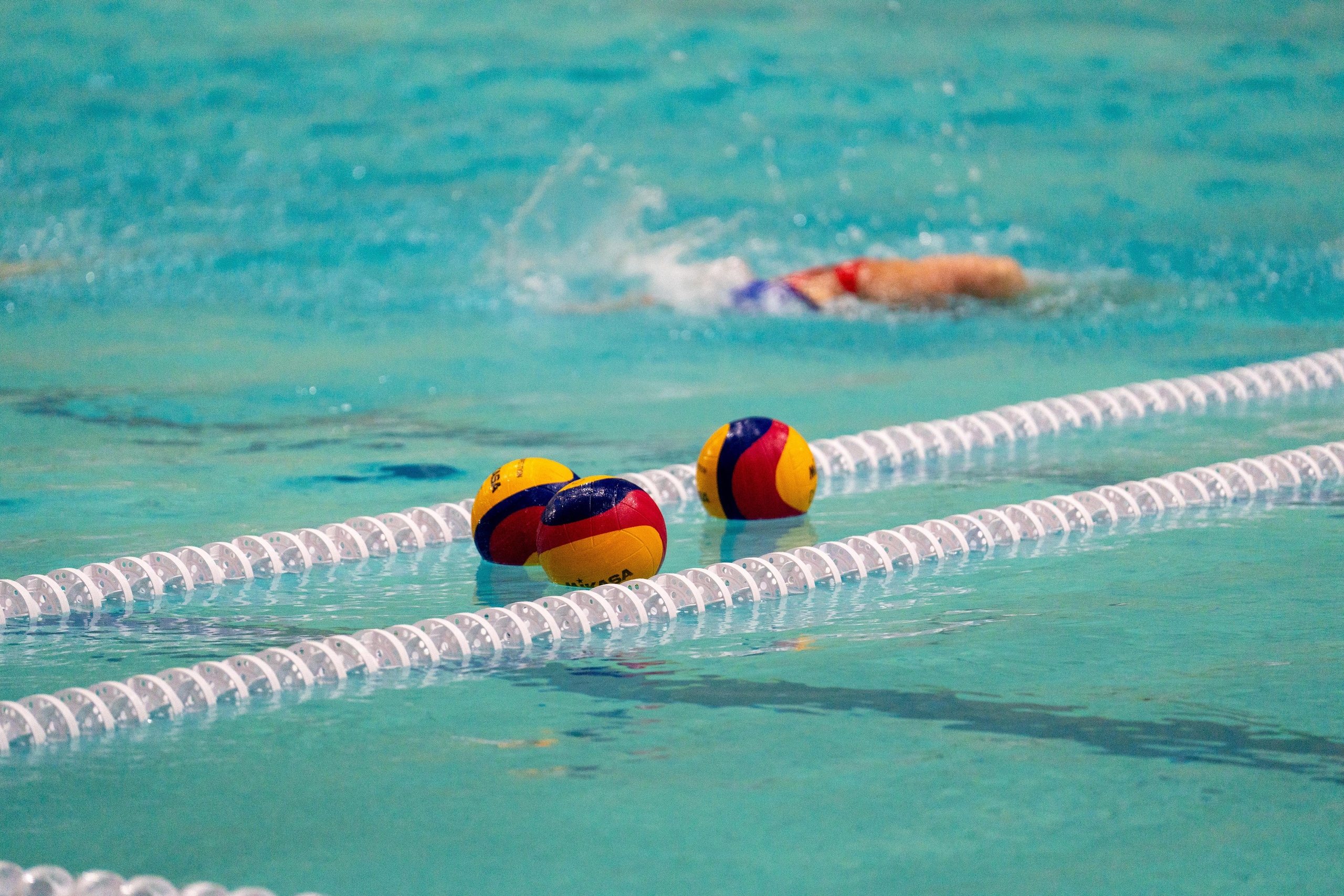 Момент женского матча по водному поло в Санкт-Петербурге от спортивного фотографа