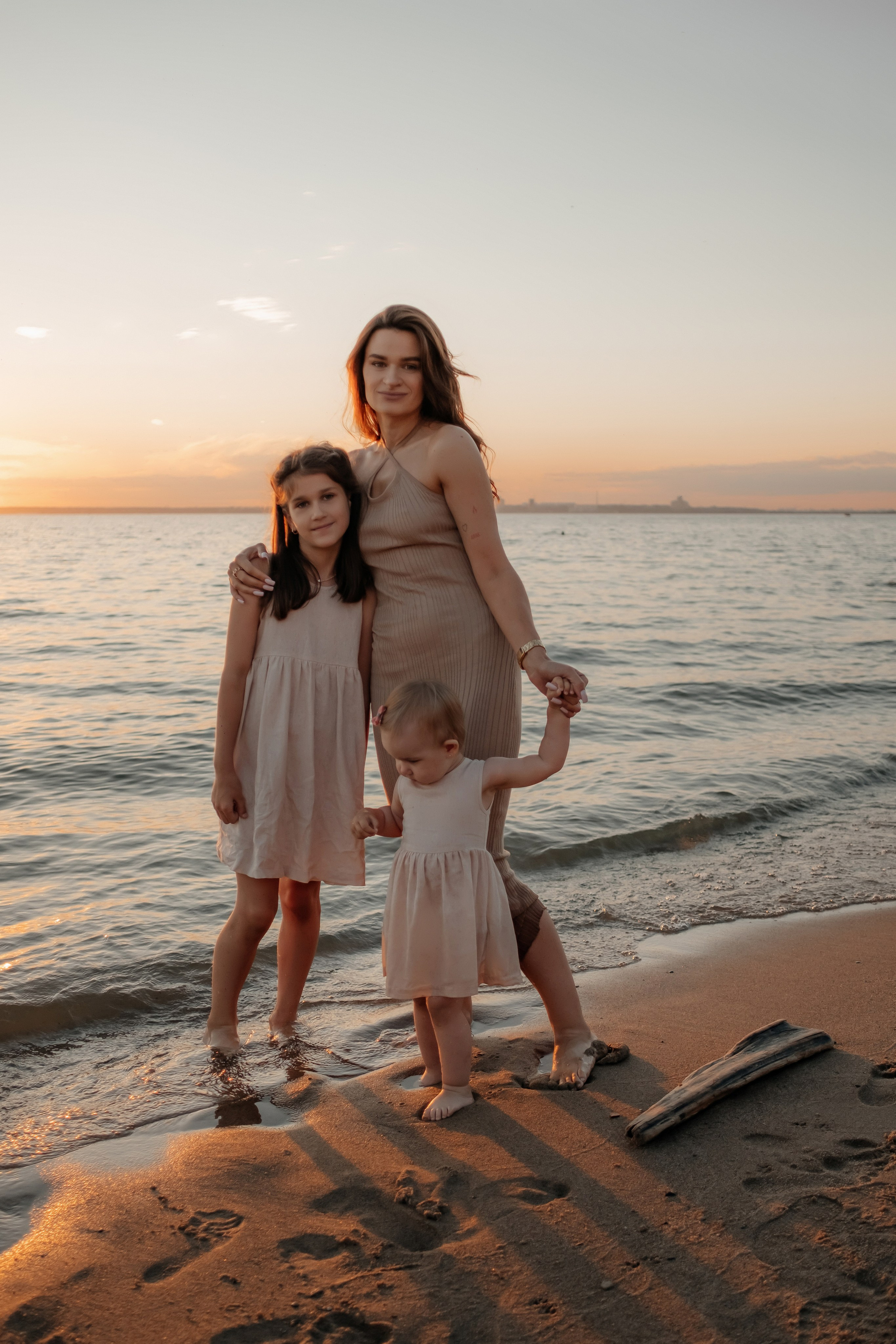 Катя с дочками на берегу. Фотограф в Новосибирске Диана Ильиных