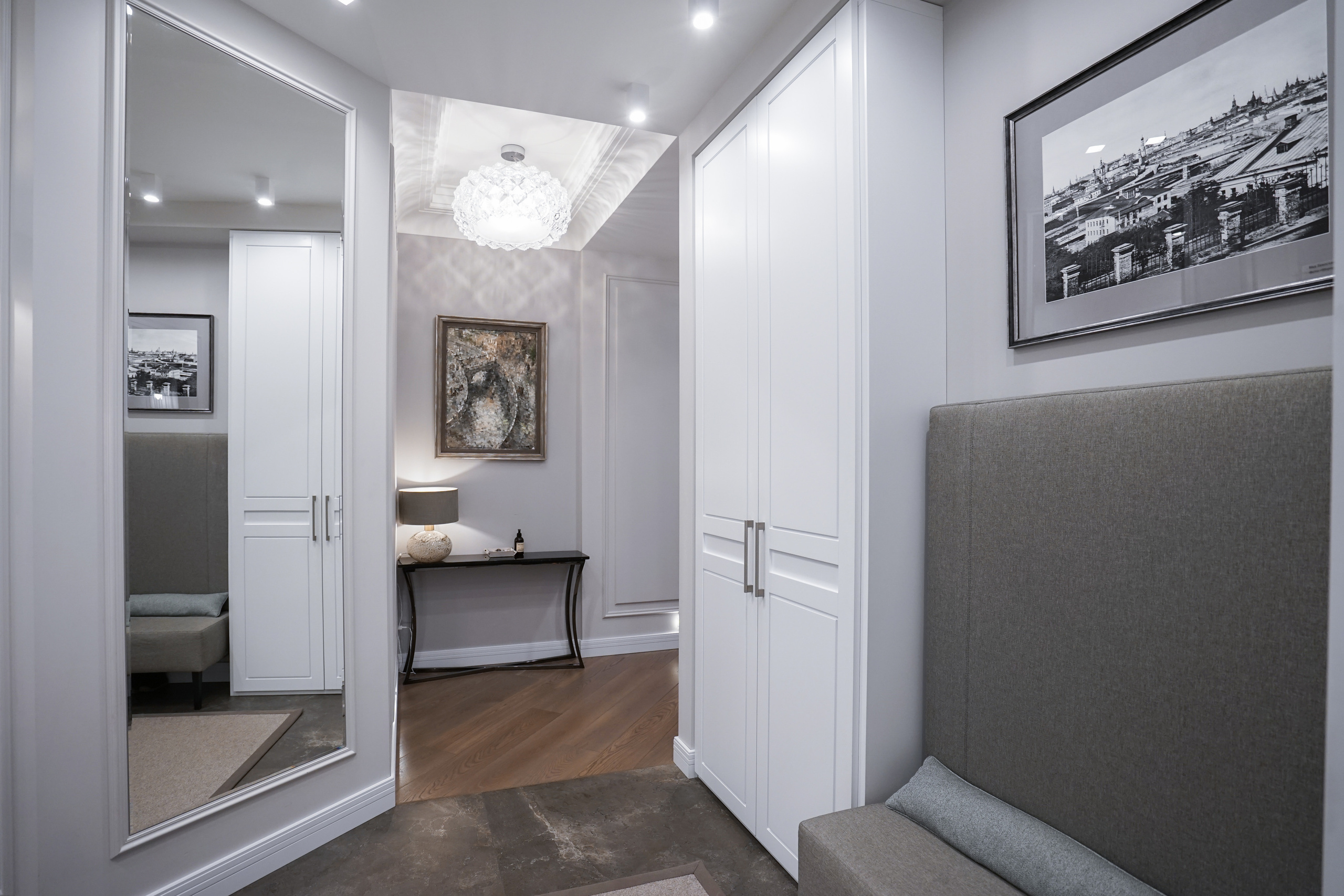 Большой коридор с встроенной системой хранения