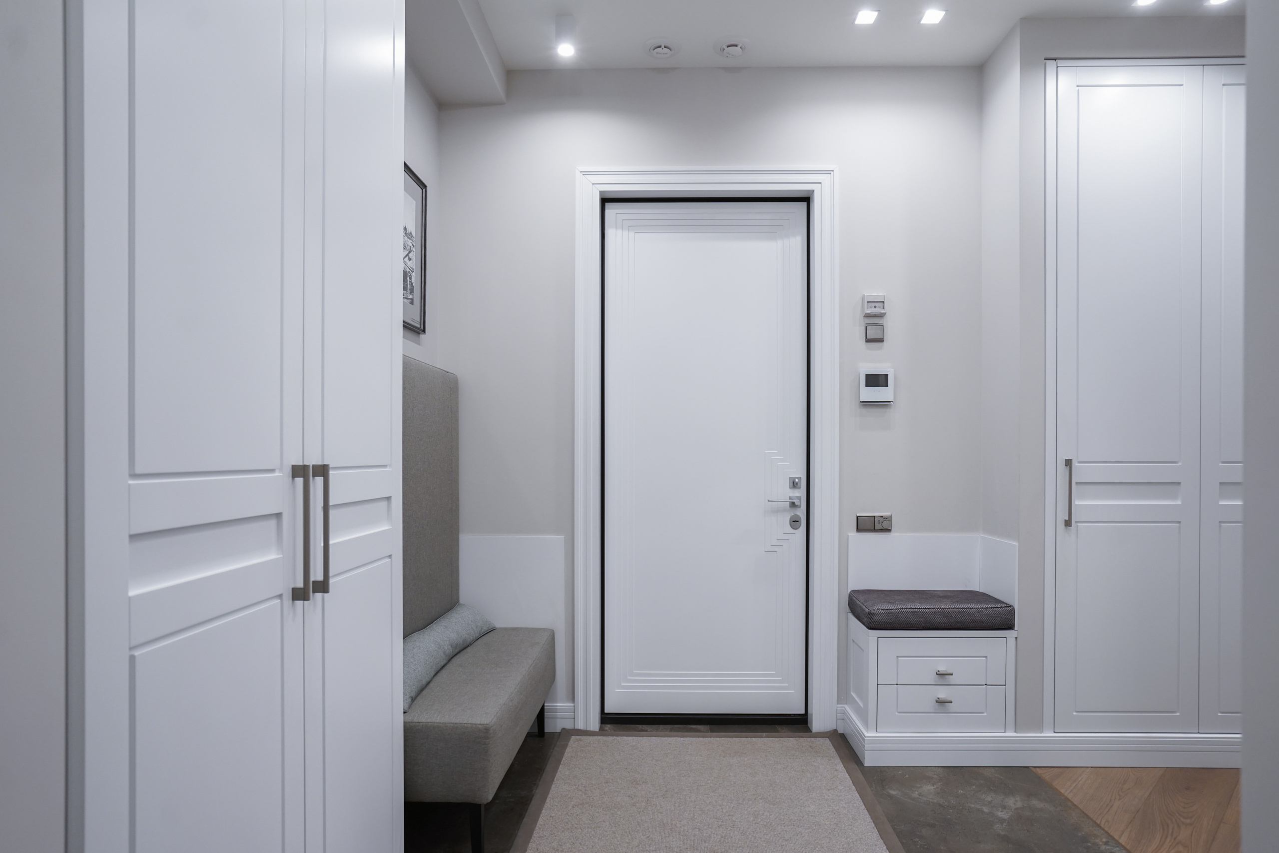 Прихожая в светлом стиле