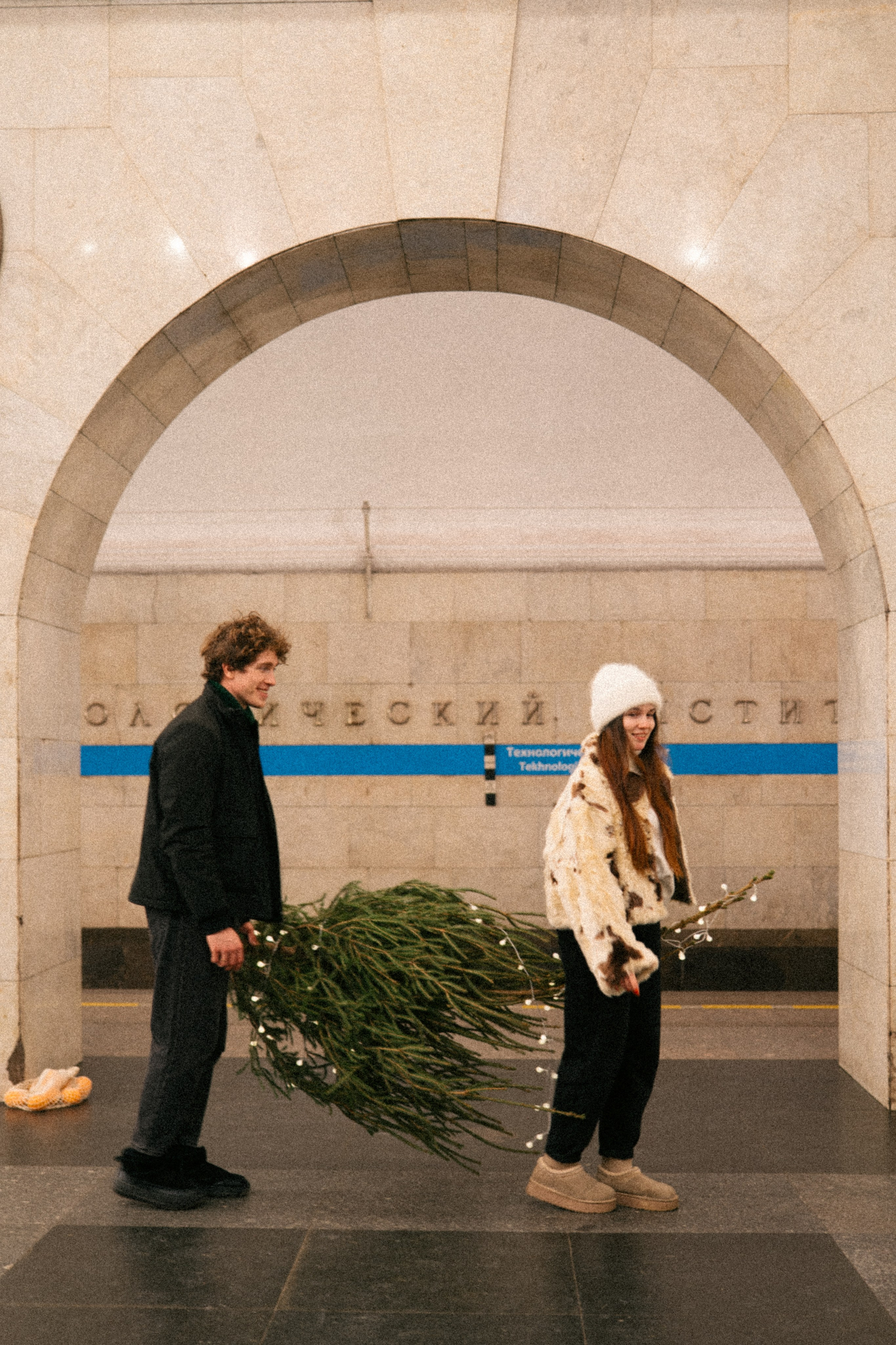 НОВОГОДНЯЯ ПРОГУЛКА ПАРЫ ПО ЧЕРНЫШЕВСКОЙ ПЕРЕД НОВЫМ ГОДОМ. Профессиональный фотограф, Санкт-Петербург — Виктория Богомолова