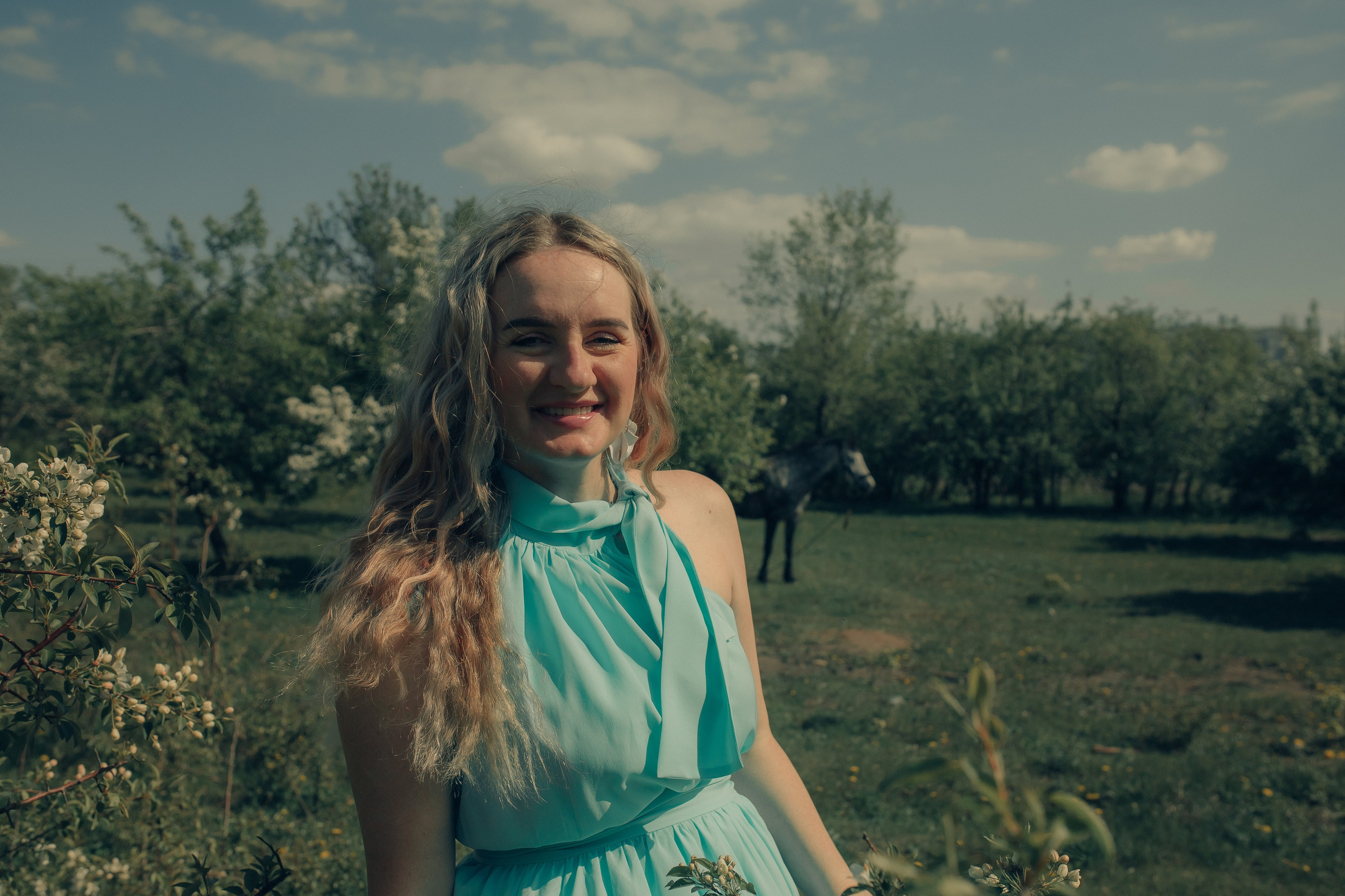 Маргарита в цветущих яблонях. Фотограф в Челябинске Филимонова Дарья