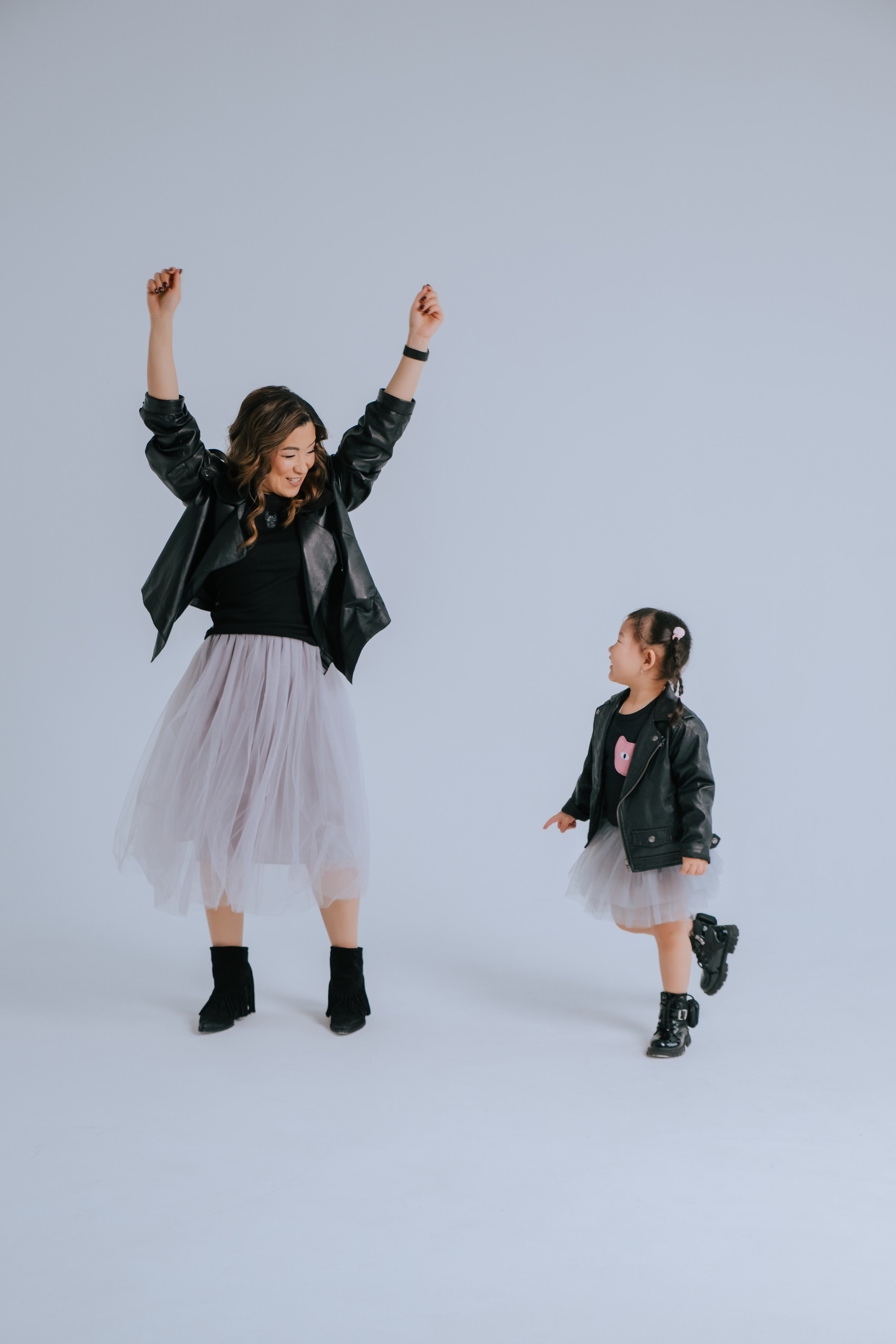 Ира и Аня. Фотограф Ярмишко Дарья. Выпускные фотокниги