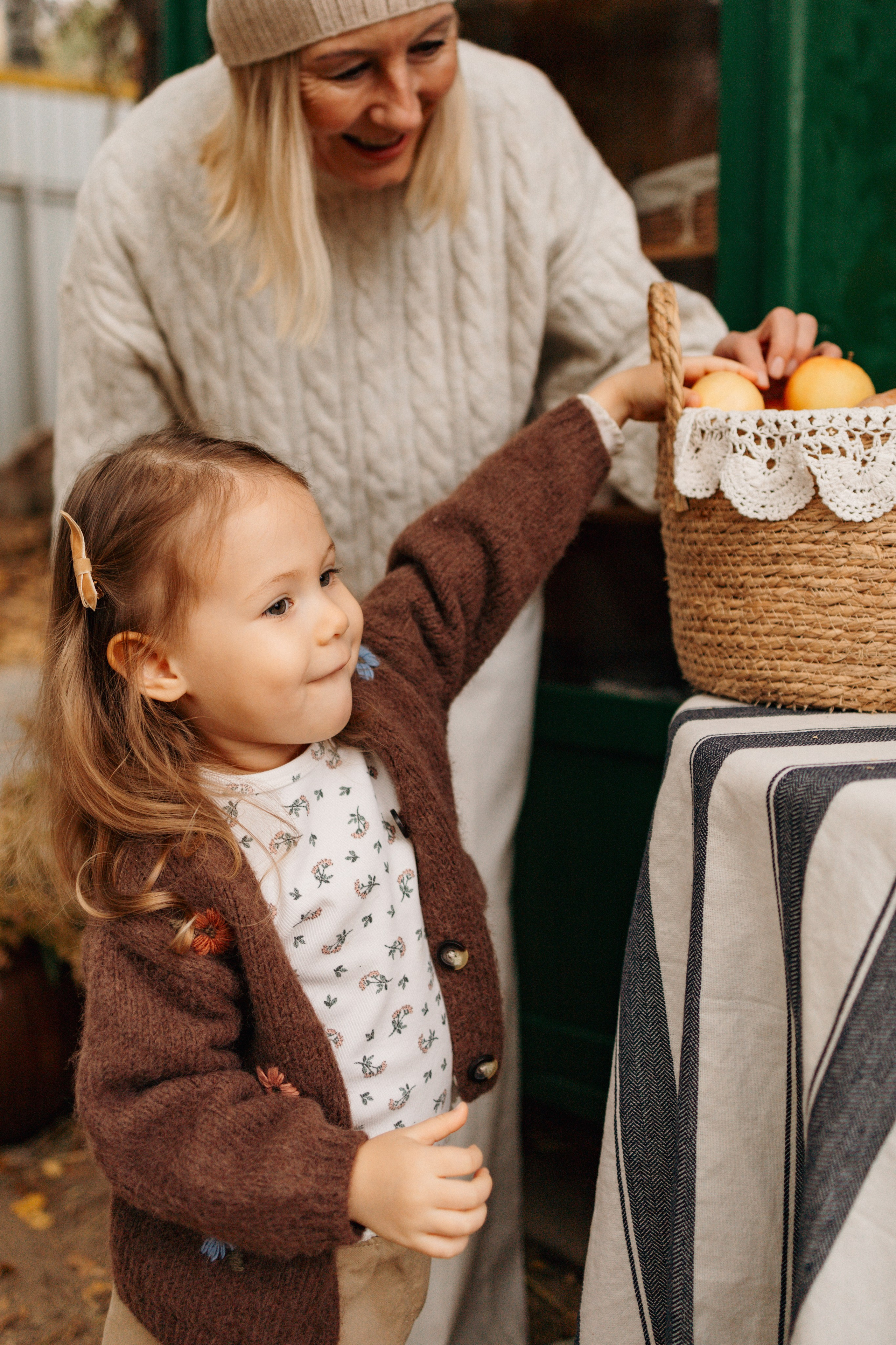 Осень в ладошках мамы. Ваш фотограф