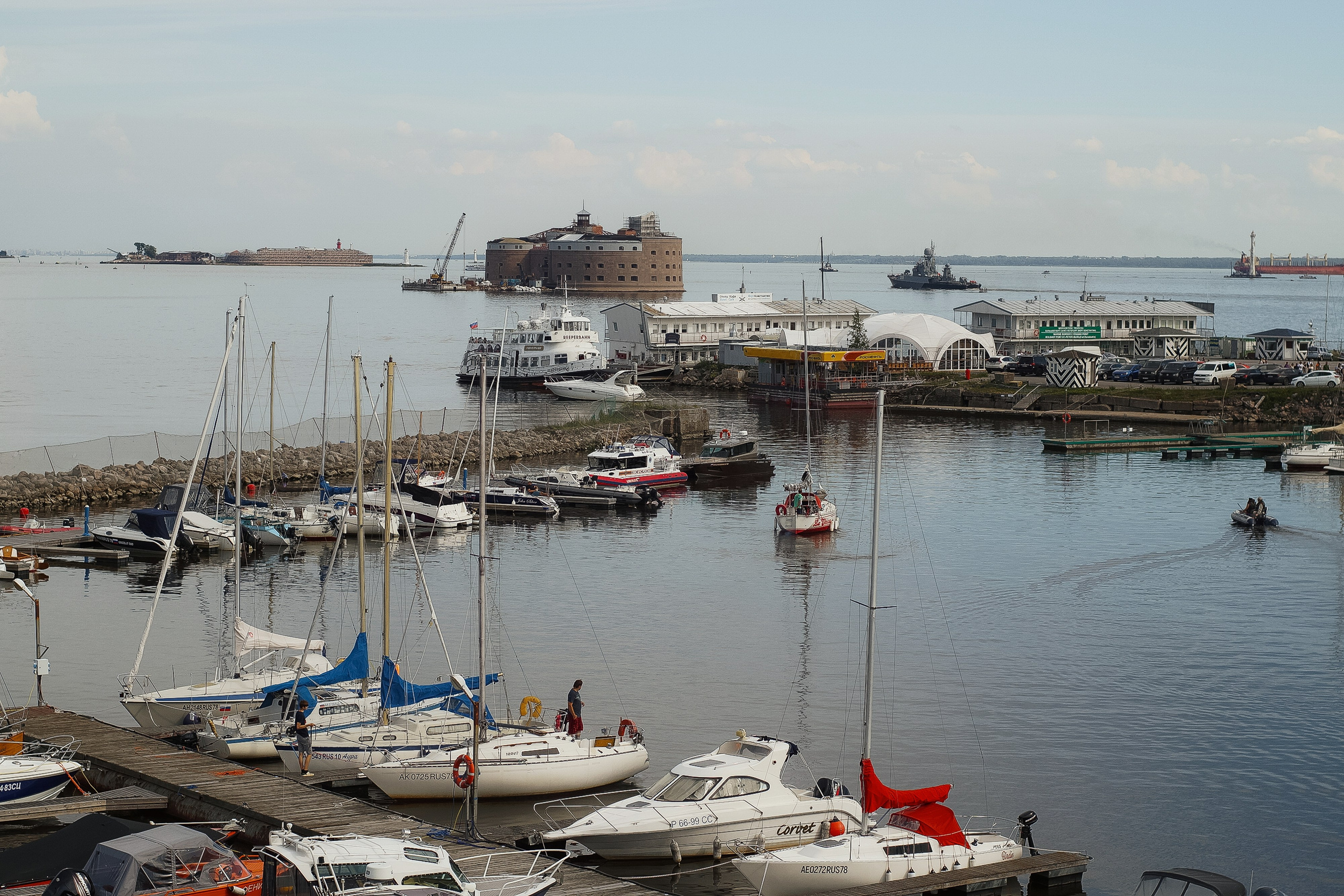 Красивые места для свадебной фотосессии летом в Санкт-Петербурге. Свадебный фотограф Александр Невский в Санкт-Петербурге
