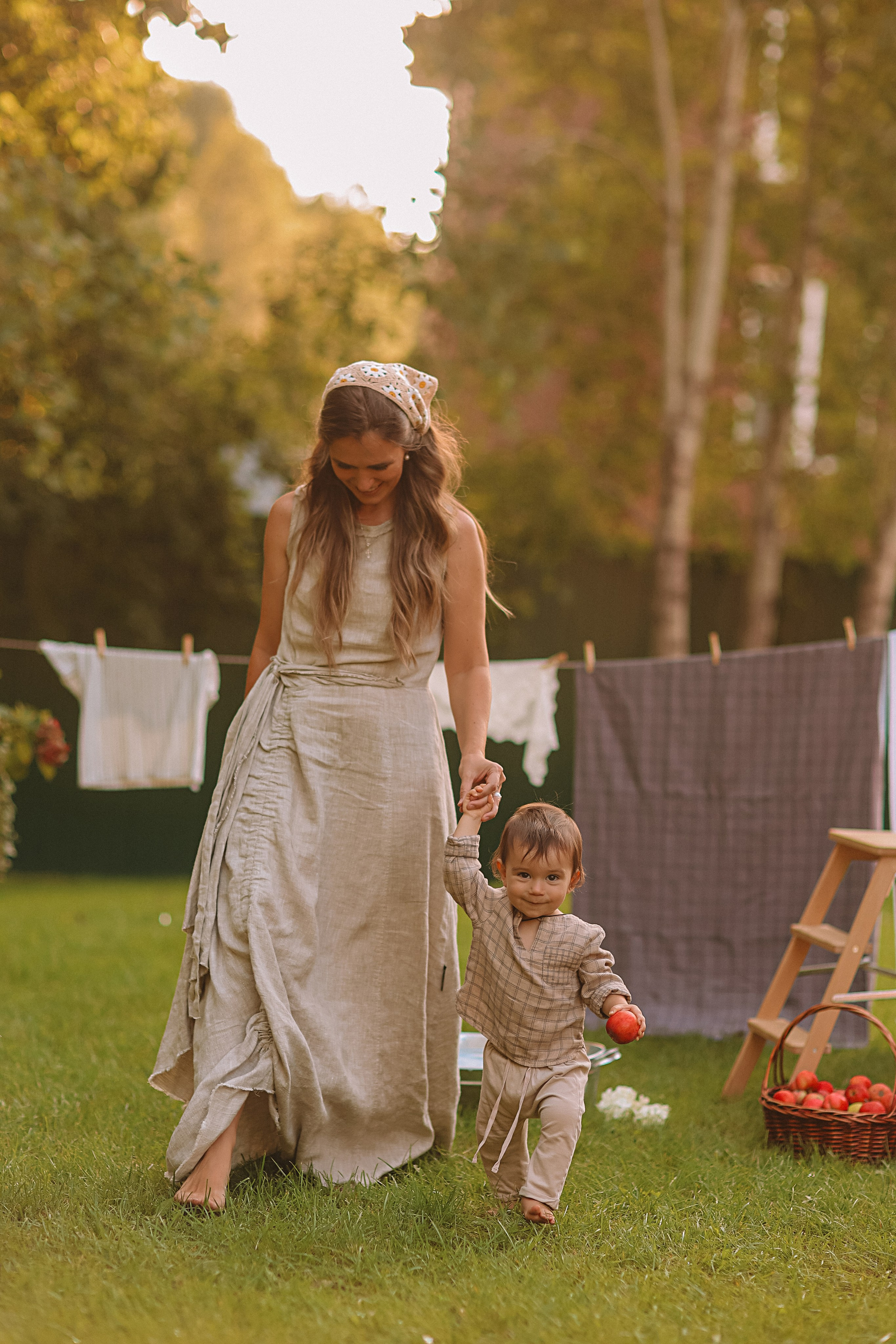 Стирка у дома. Семейный фотограф Тюмень, фотограф на роды Салмина Мария