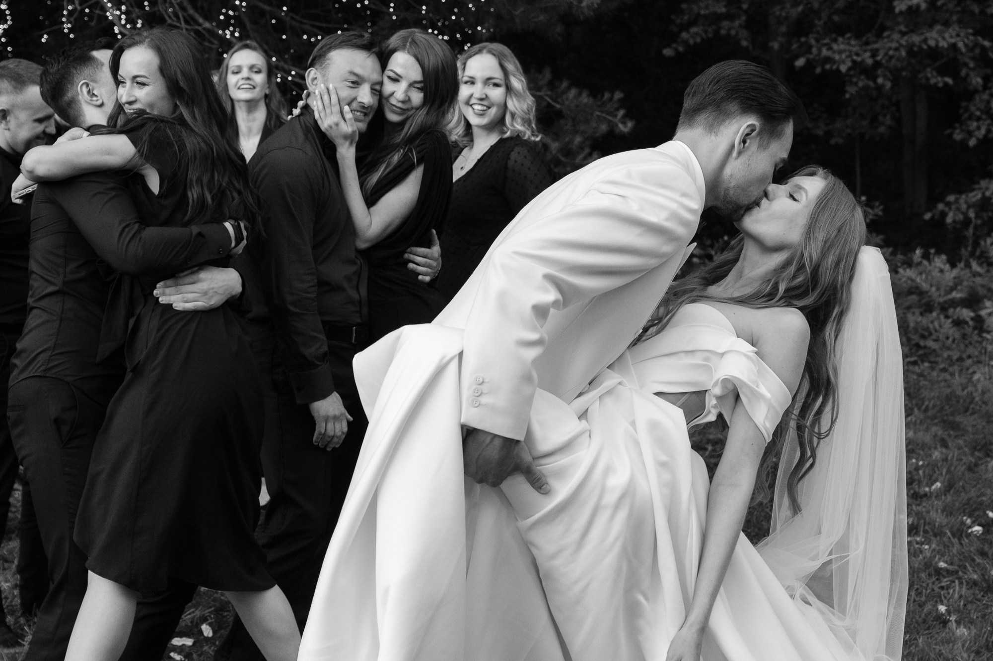 Черно-белая свадьба с вечерней церемонией под деревом. Свадебный фотограф Элли Федосеева