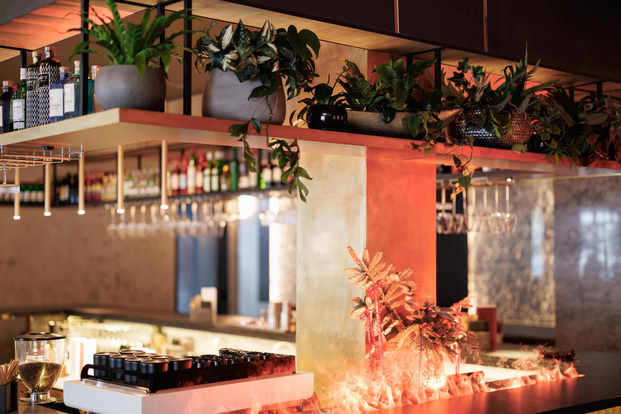 Фотограф для интерьерной съемки ресторана. Контент для бизнеса в Екатеринбурге Полдень Медиа