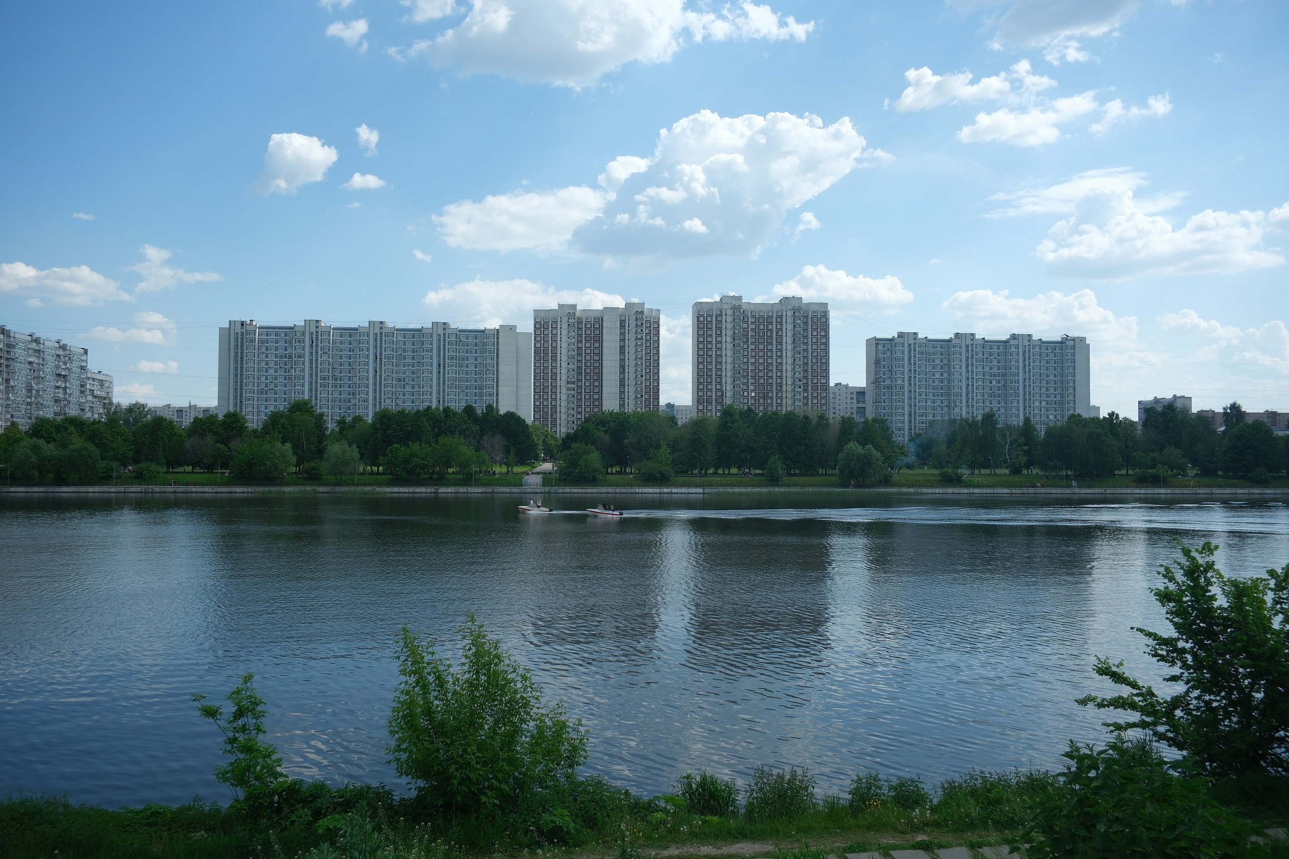 Парк 850 лет Москве. Снято на Voigtlander 18/2,8 Color-scopar. Улица, люди, жизнь…