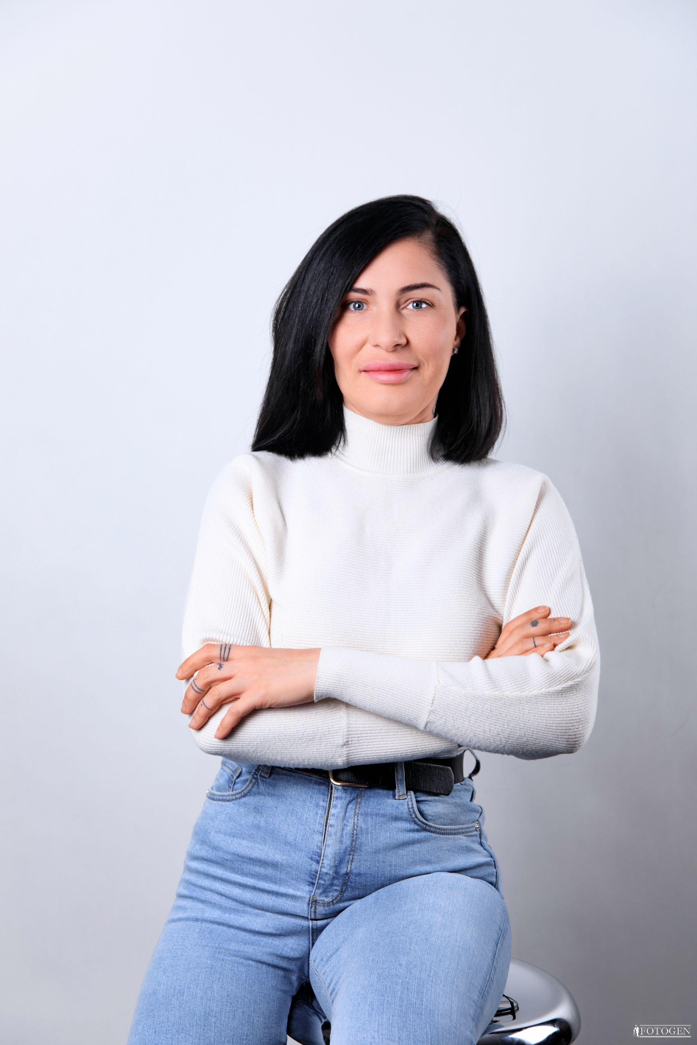 Женский деловой портрет | Бизнес фотосессии от Fotogen. Интерьерная фотостудия FOTOGEN г. Краснодар