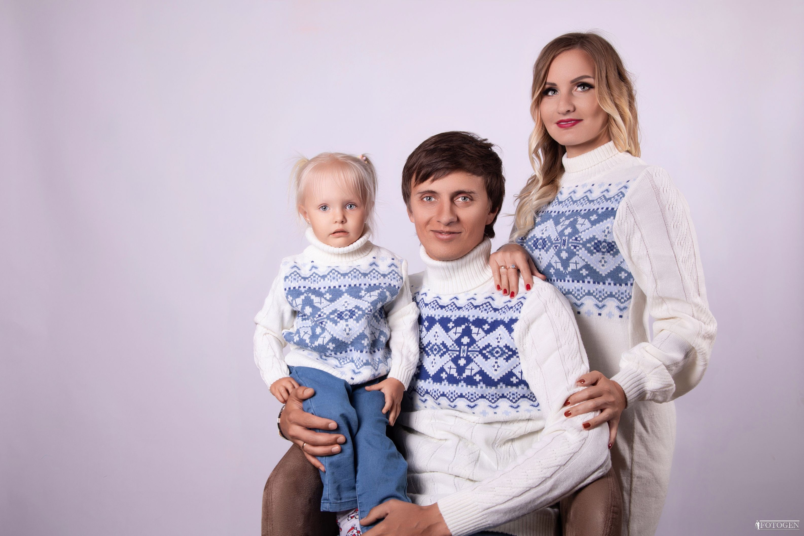 Семейная фотосессия: мама, папа и малыш | Портфолио Fotogen. Интерьерная фотостудия FOTOGEN г. Краснодар