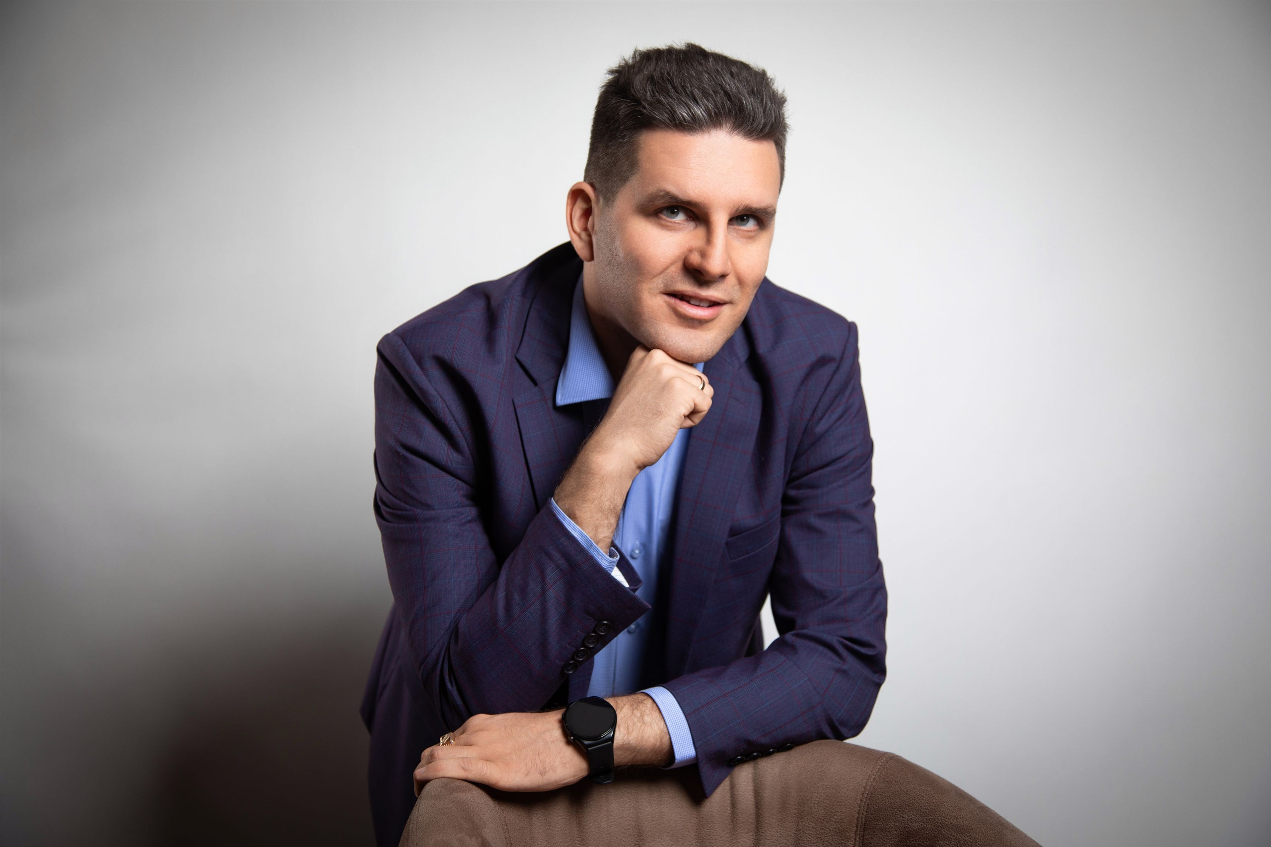 Профессиональная мужская фотосессия в Fotogen: Ваша история в кадре. Интерьерная фотостудия FOTOGEN г. Краснодар