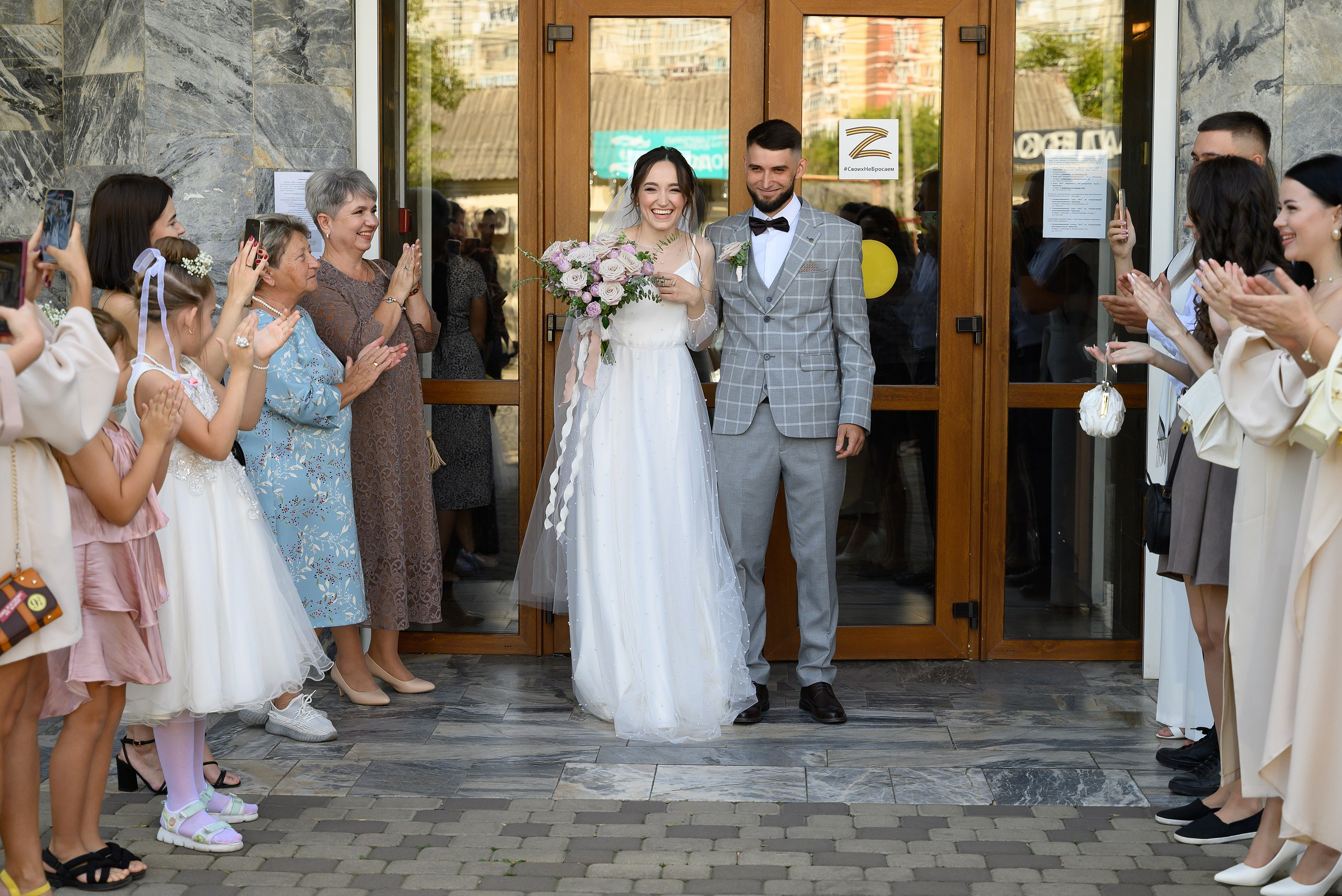 Молодожены выходят из ЗАГСа г. Краснодара. 
