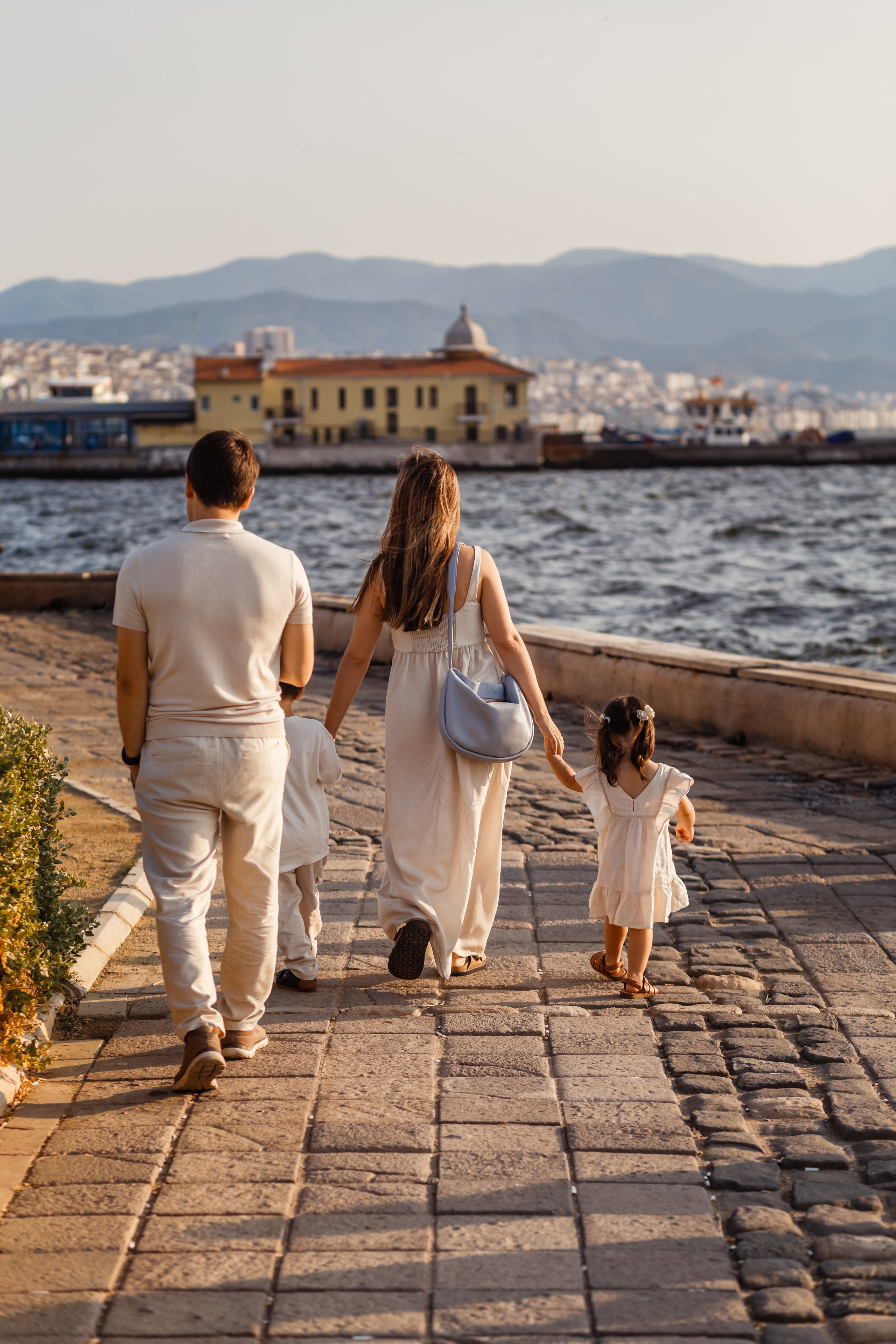 Family photoshooting ai izmir. Professional family and children’s photographer in Izmir Irina Eron