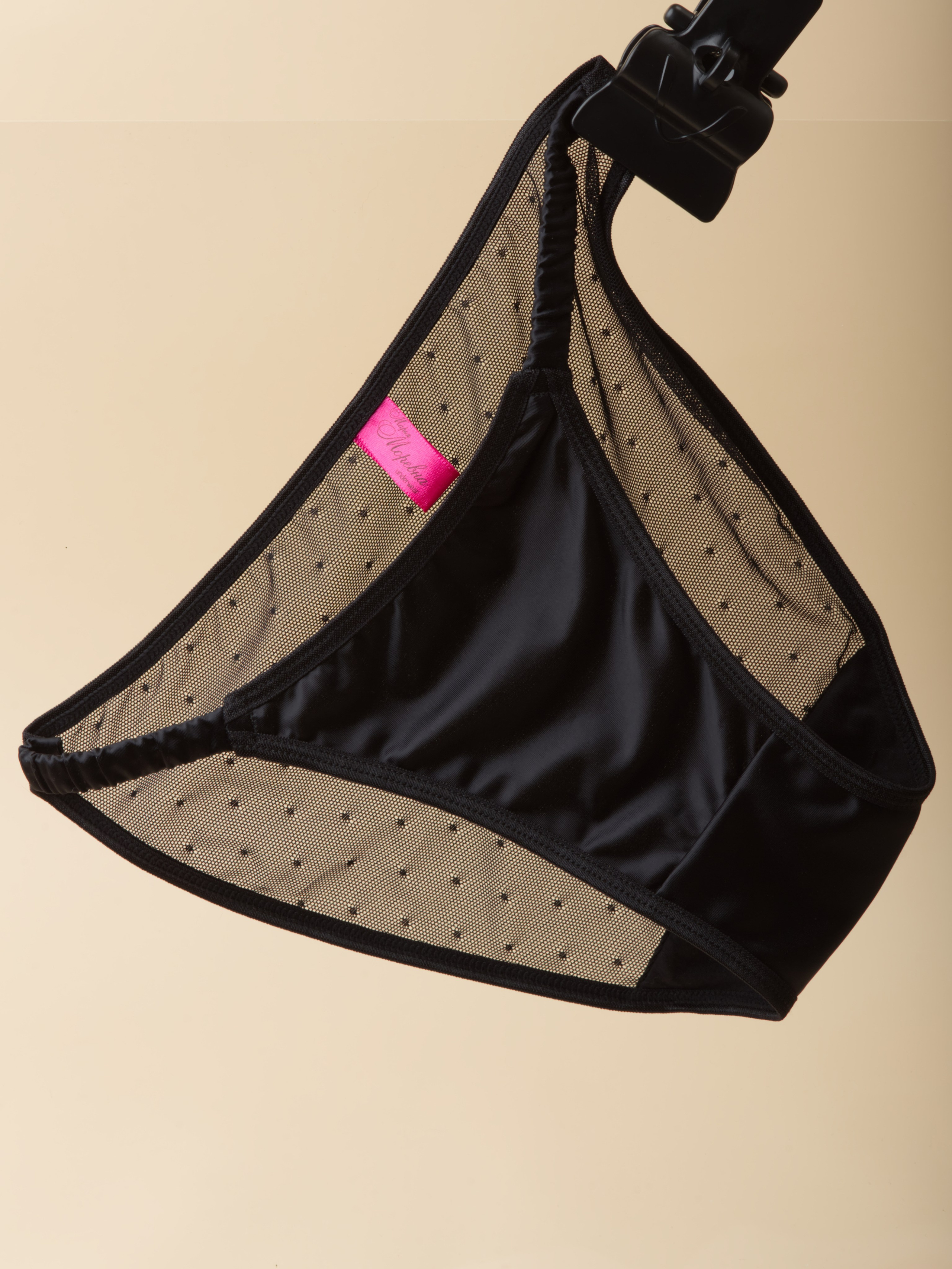 Предметная съёмка женских трусиков с текстурой ткани и этикеткой,  с названием бренда.