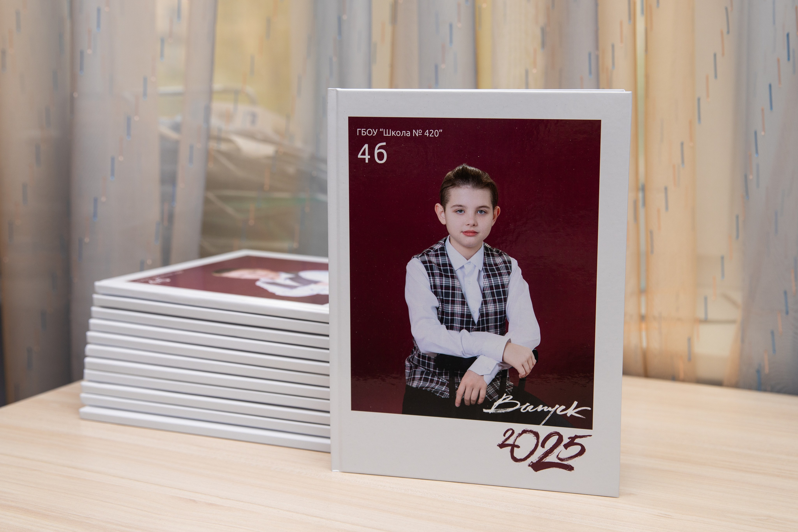 школьная фотосессия на бордовом фоне