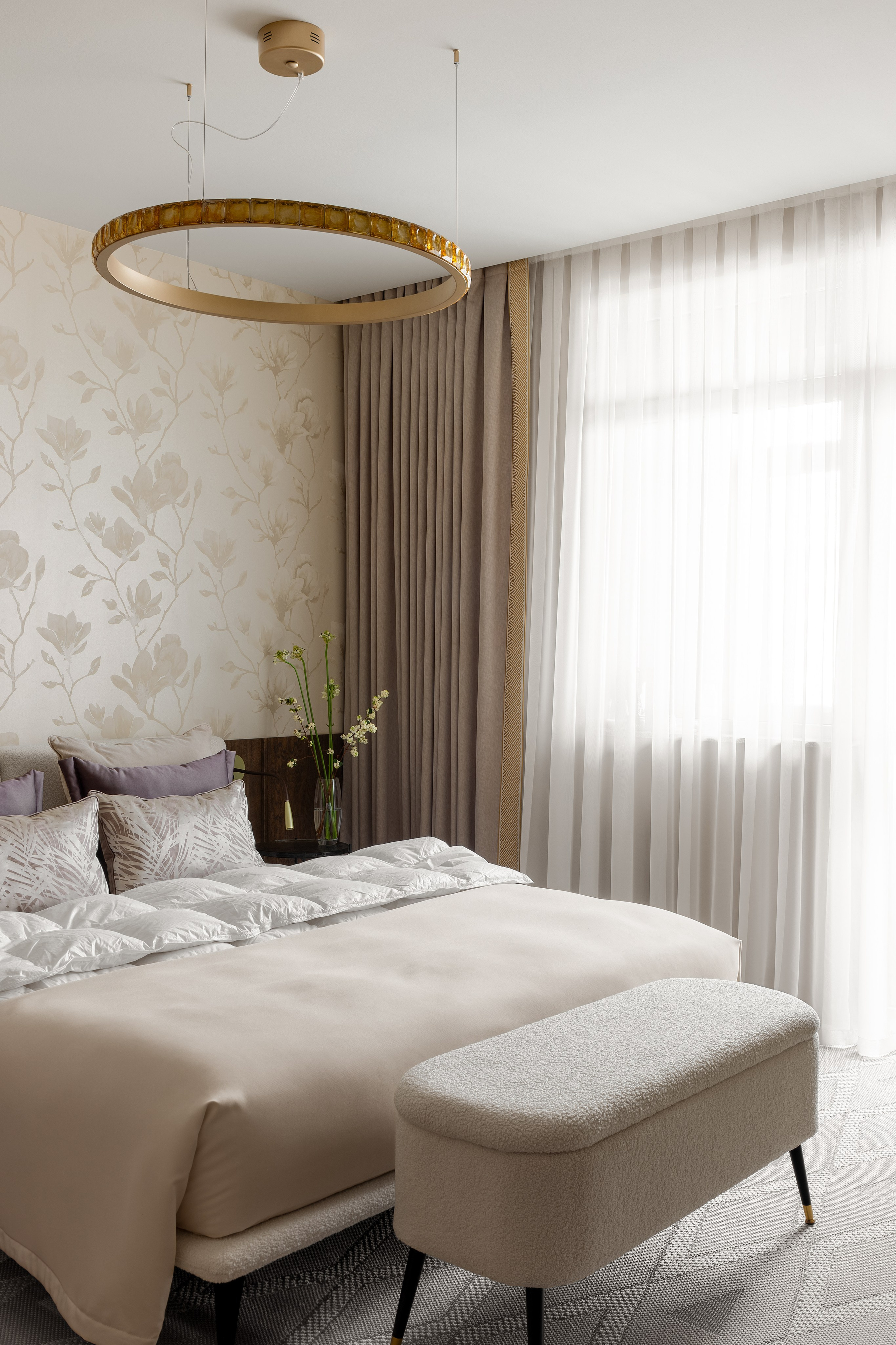 интерьер гостевой комнаты с большой кроватью и банкеткой, минималистичная люстра в янтарном цвете из Муранского стекла 