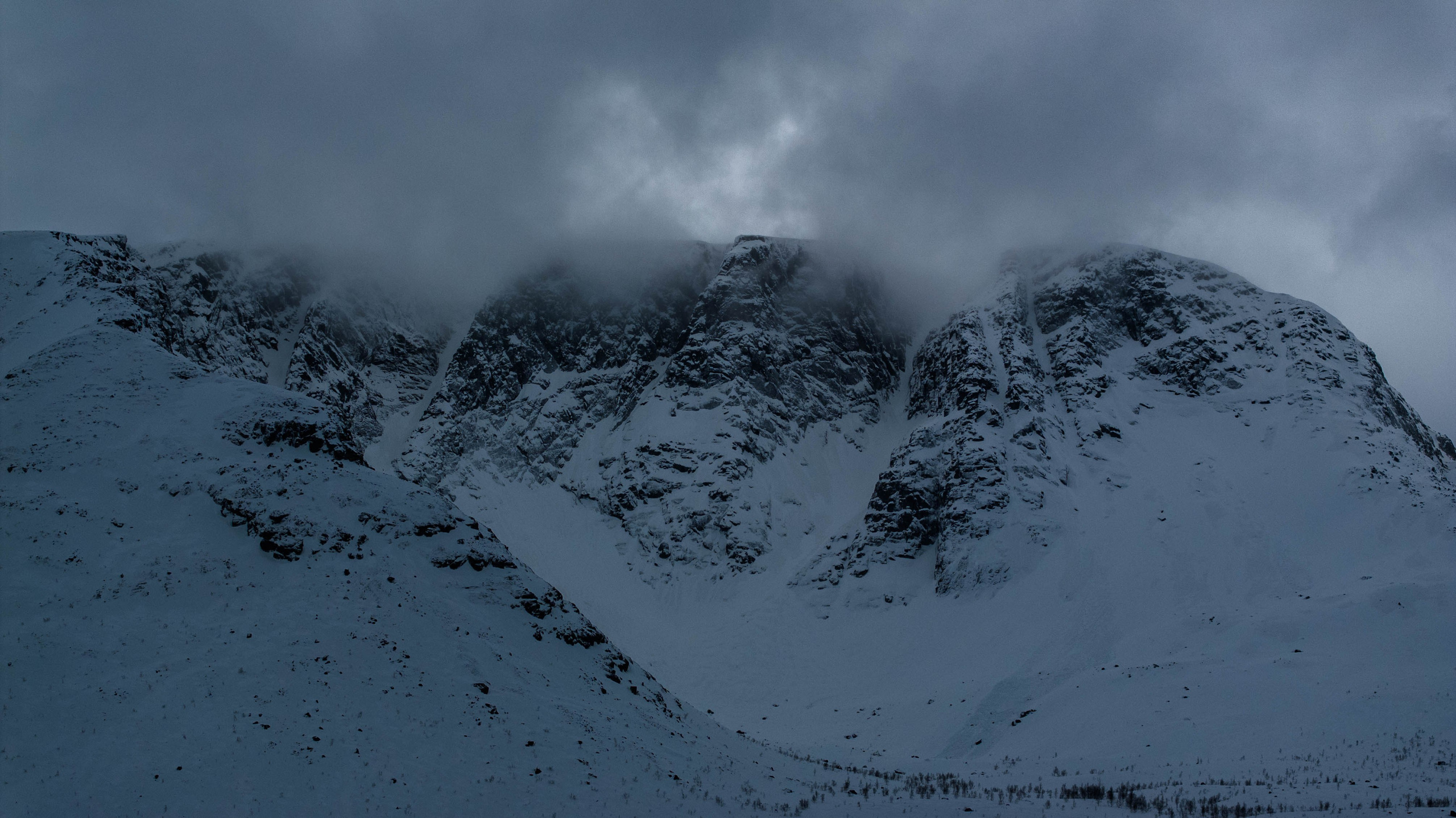 Долина реки Вудъявйорк и озеро Малый Вудъявр. Турист оптимист