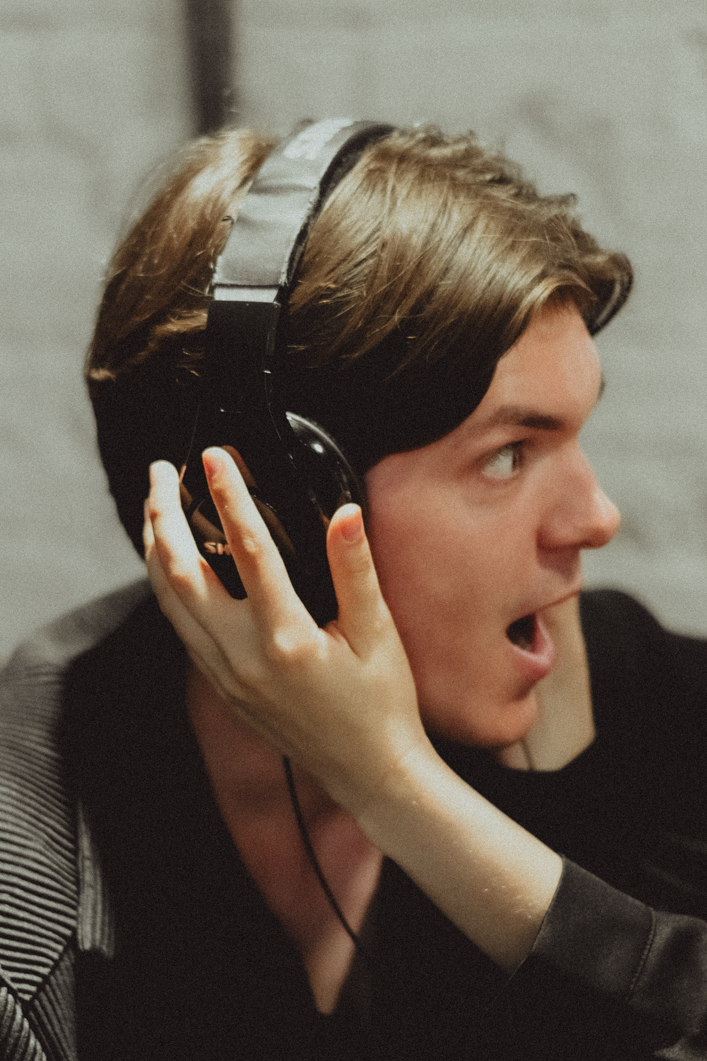 Парная ретро фотосессия в магазине с виниловыми пластинками