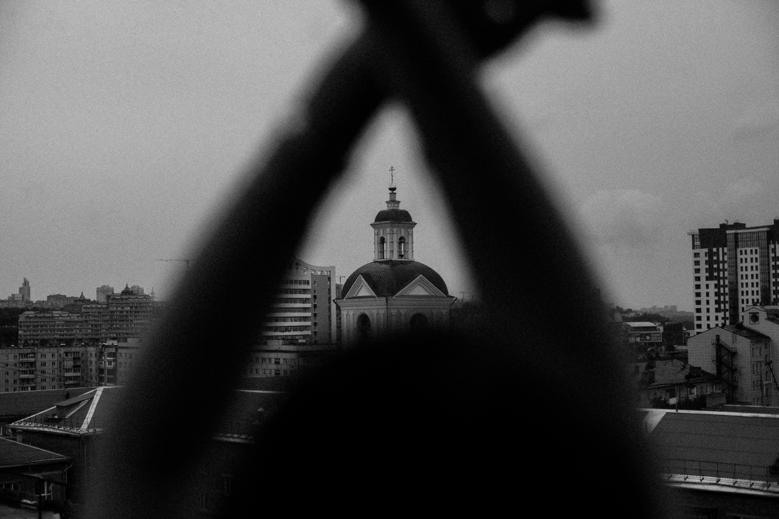 Черно-белая женская фотосессия на крыше в Красноярске