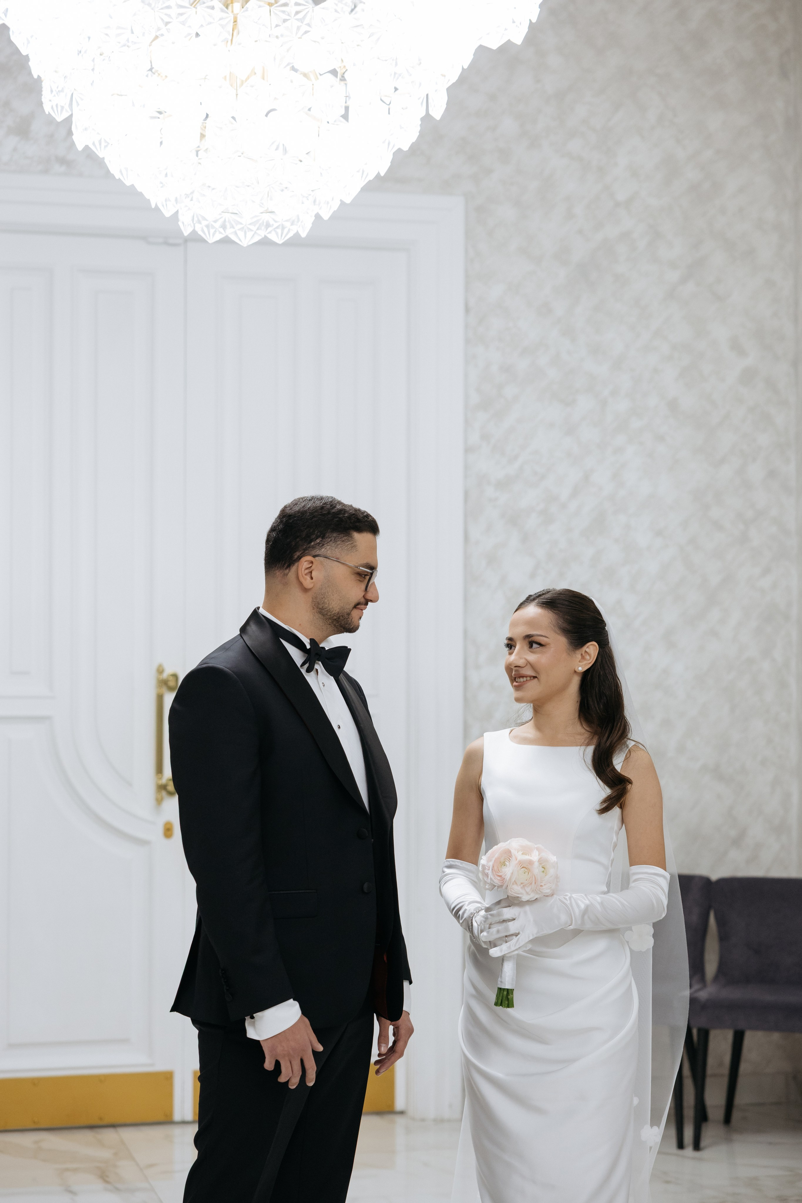 Роспись в Кутузовском ЗАГСе, фотосессия в Пушкинской библиотеке и банкет (семейный ужин) в ресторане «Кафе Пушкинъ». Свадебный фотограф в Москве Полина Лелетко