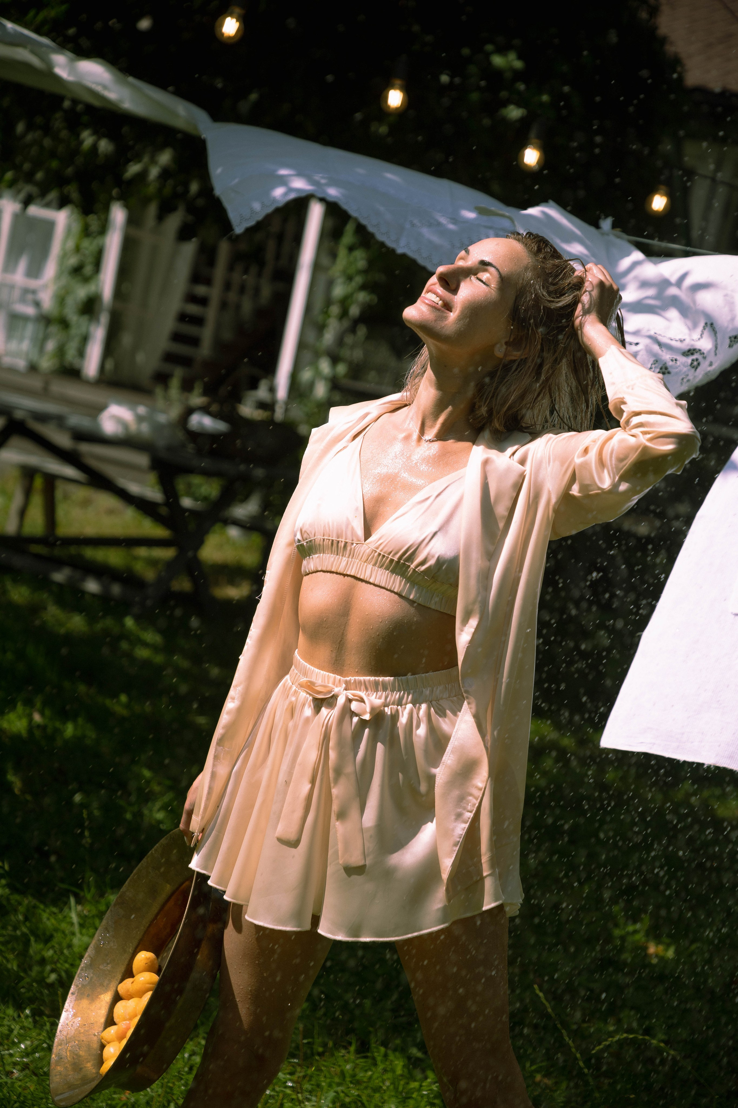 Девушка с персиками. Фотограф Анастасия Тихонова