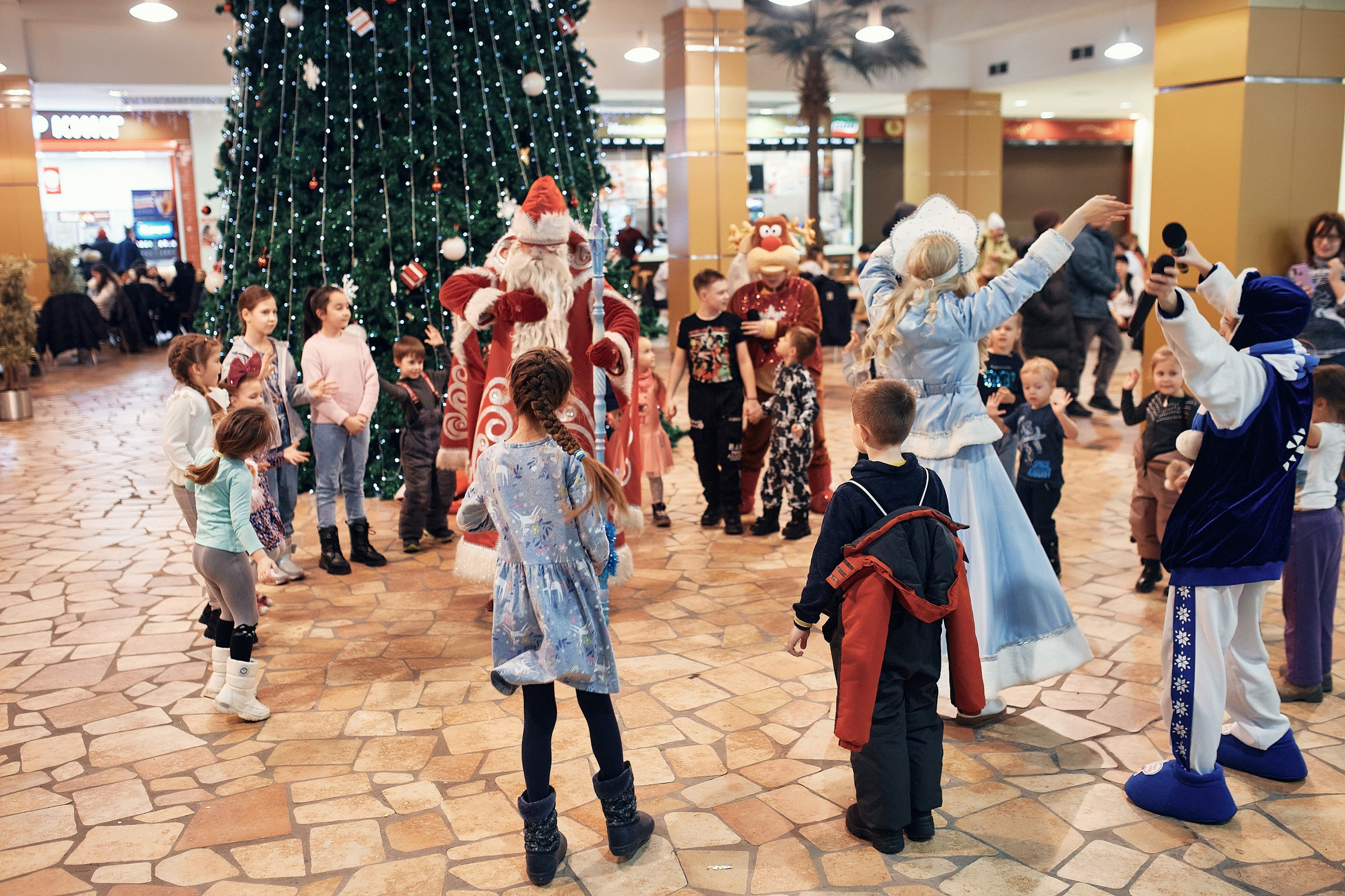 Детский новогодний праздник в ТЦ Июнь. Семейный и репортажной фотограф в Красноярске и Москве Виктор Бабинцев
