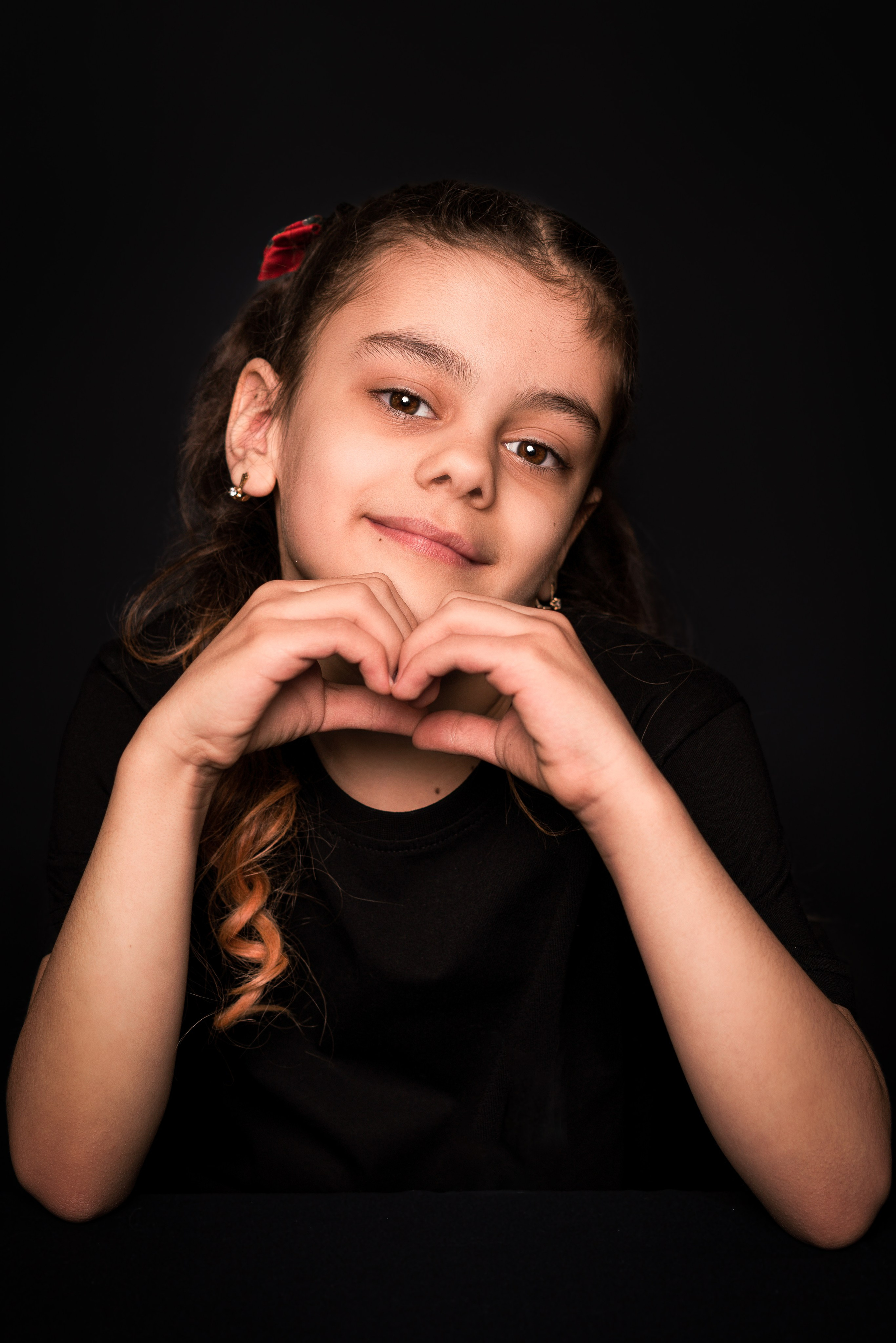 Детский сад, портреты на чёрном фоне. Фотограф Шунова Саша