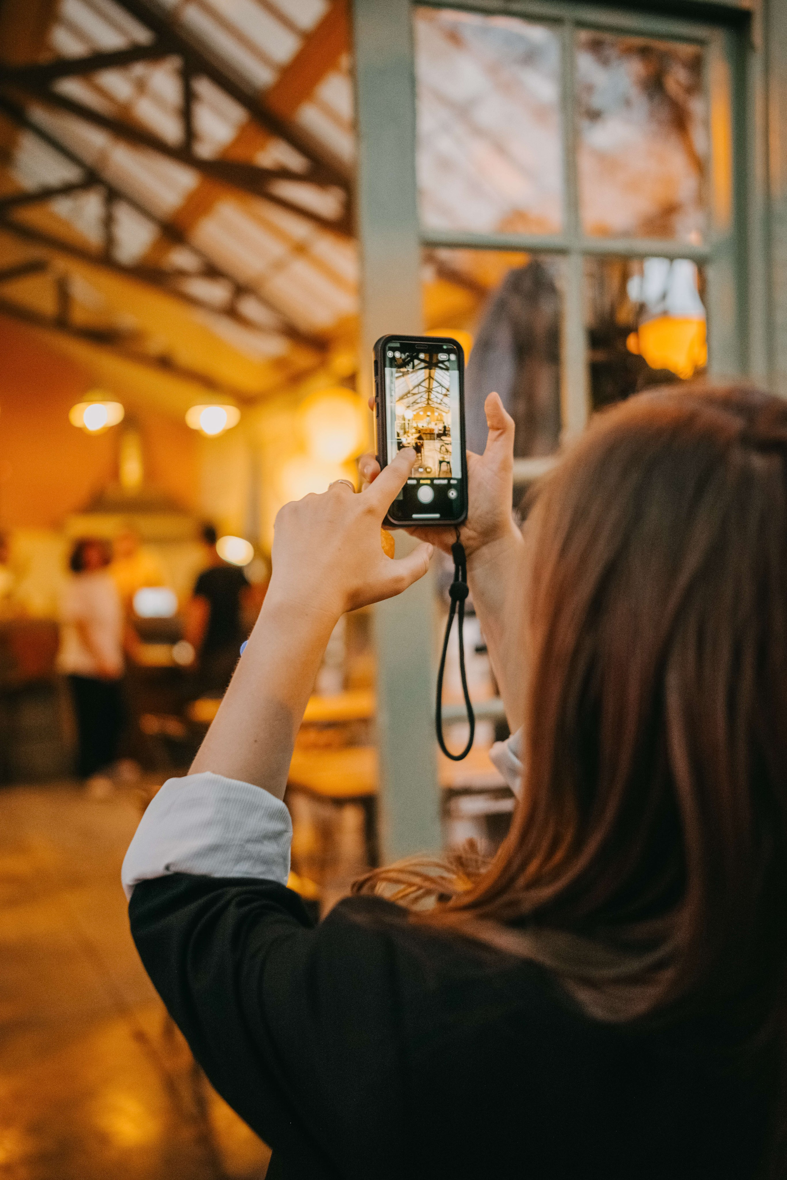 Контентная съемка художницы в городе. Портретный и свадебный фотограф в Тбилиси • xeniqo