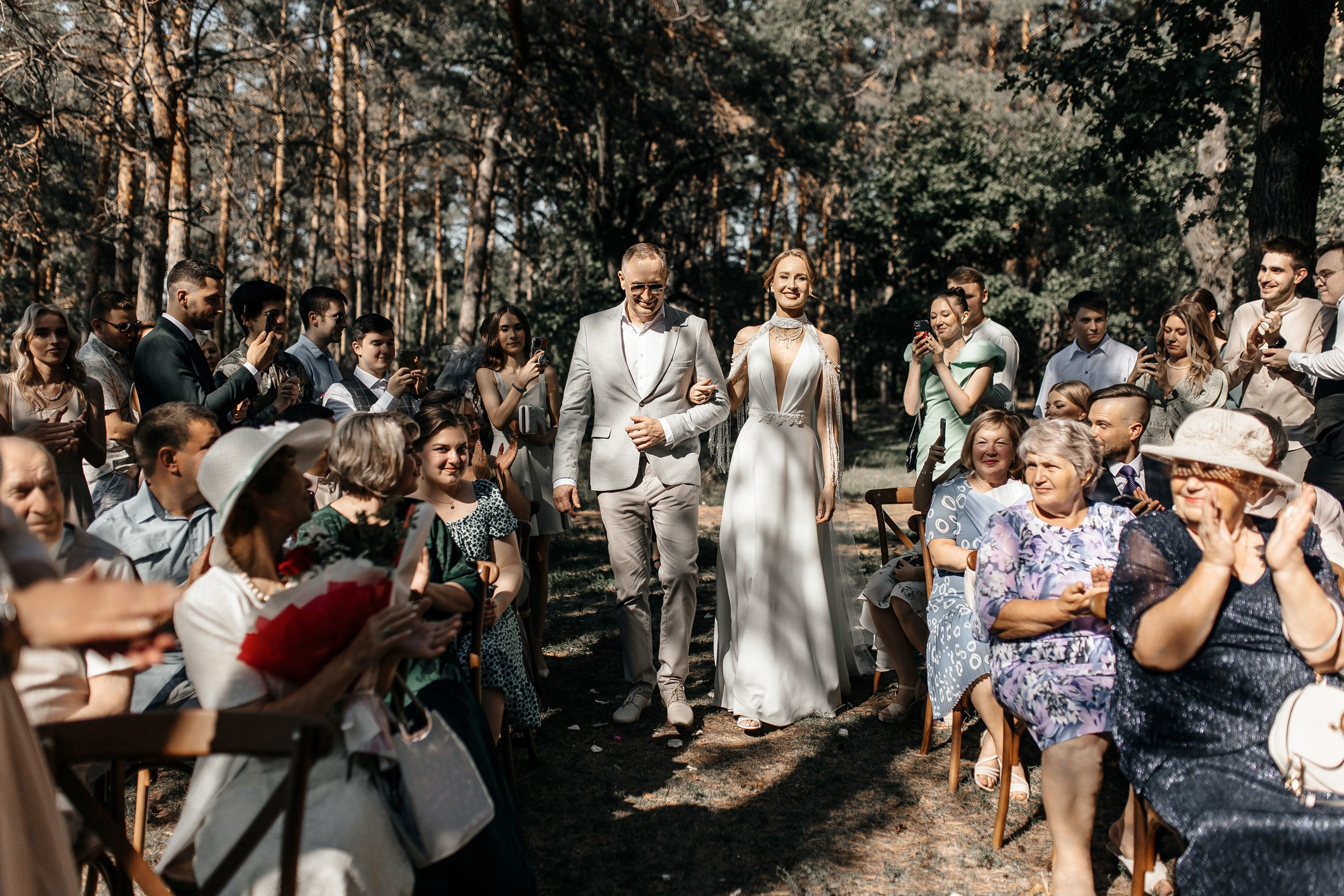 Здравствуйте! Я&nbsp;свадебный фотограф из&nbsp;Ульяновска, работаю в&nbsp;том числе по&nbsp;всей России и&nbsp;с&nbsp;выездом за&nbsp;границу. Снимаю свадьбы, lovestory, корпоративы, светский репортаж. Провожу обучение по&nbsp;фотографии, мастер-классы и&nbsp;воркшопы для других фотографов.