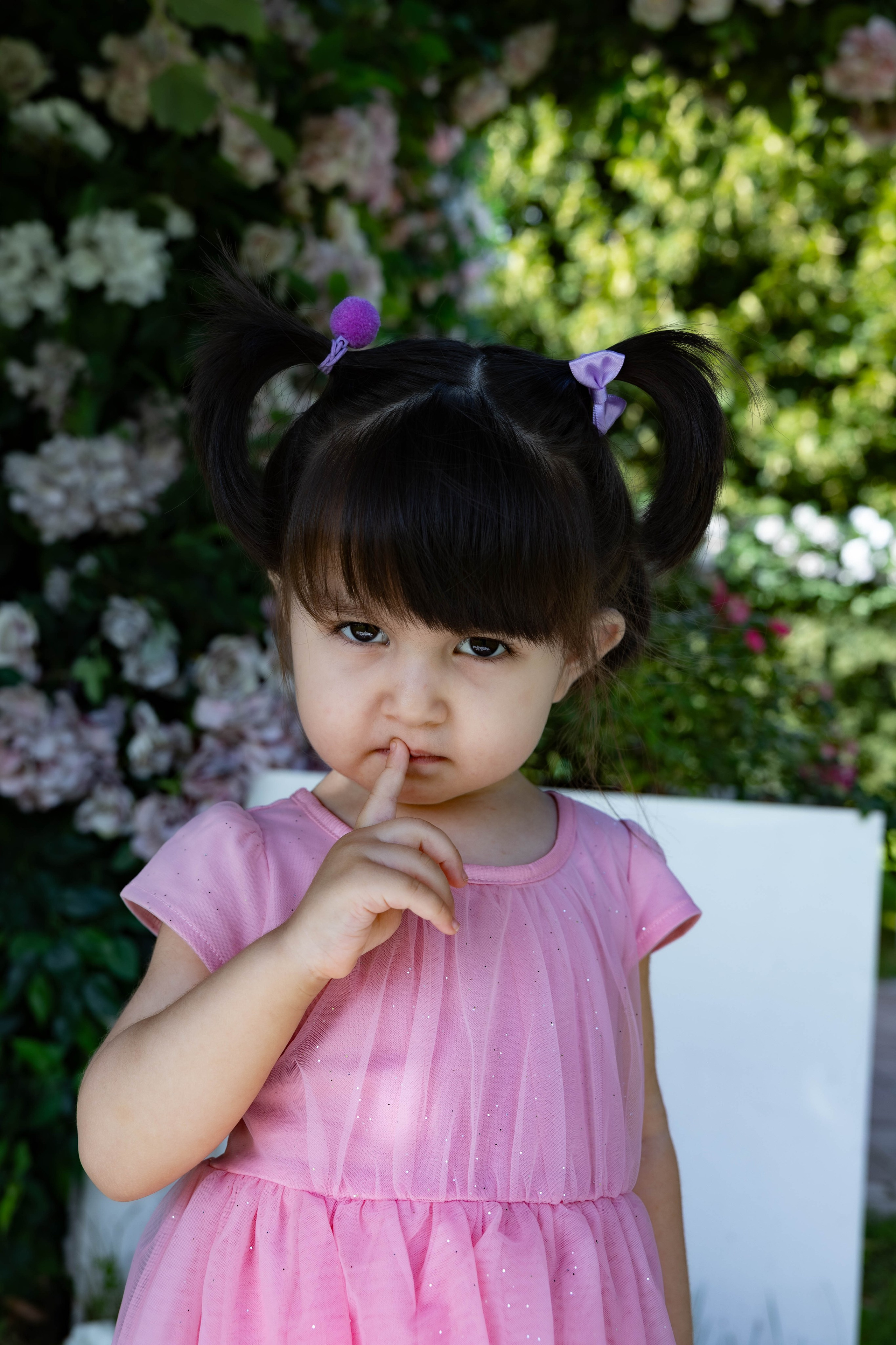 Прогулка мамы и дочки в парке