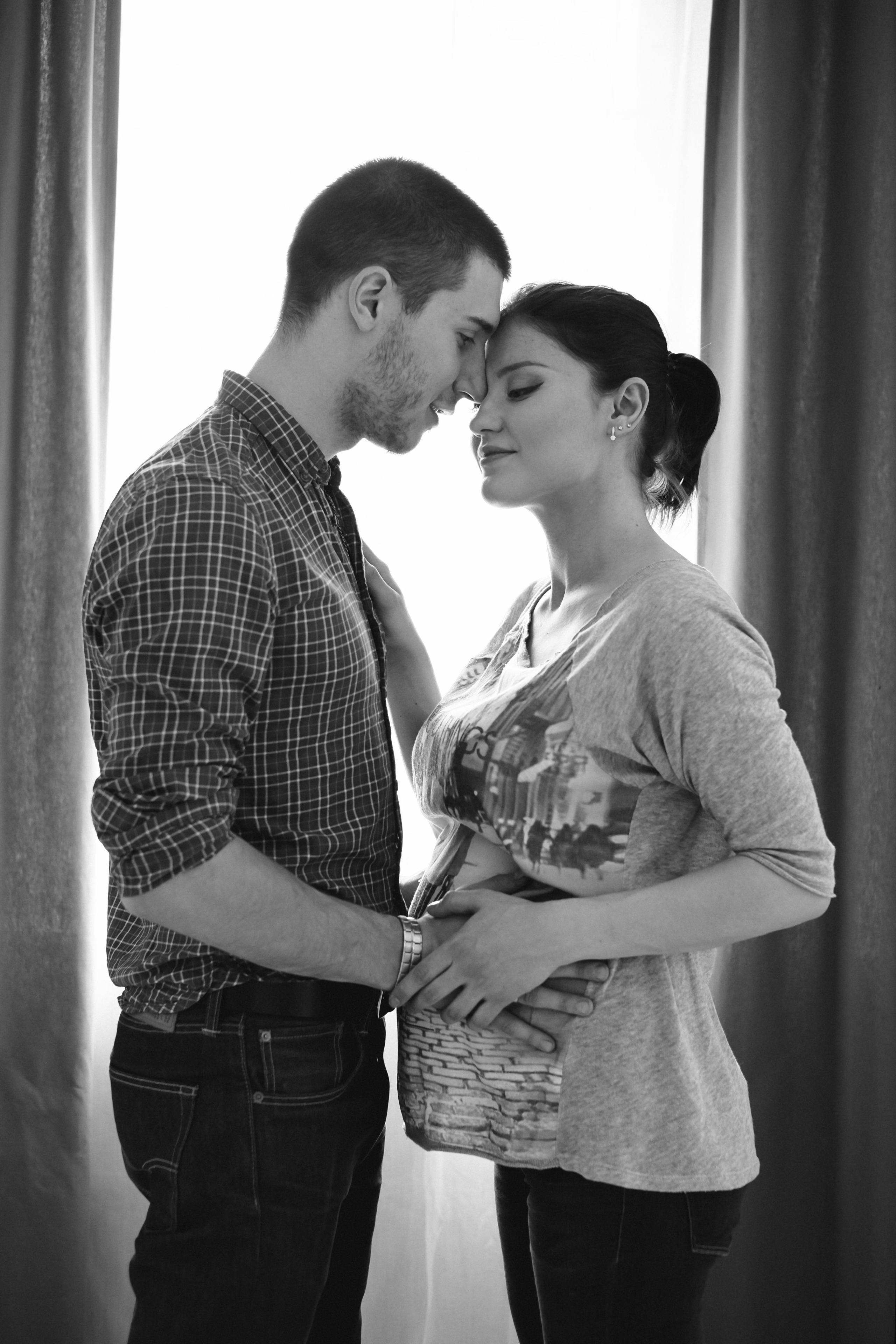 Съемка для двух беременных подруг в светлой студии. Фотографы в Москве Светлана Устинова и Сергей Грачев