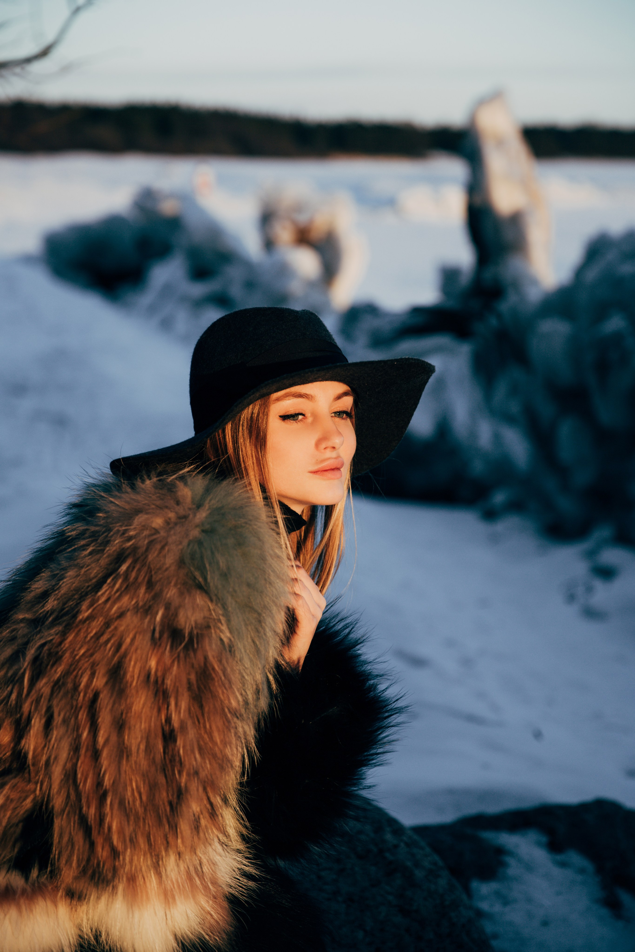 Девушка на берегу Финского залива на закате портрет