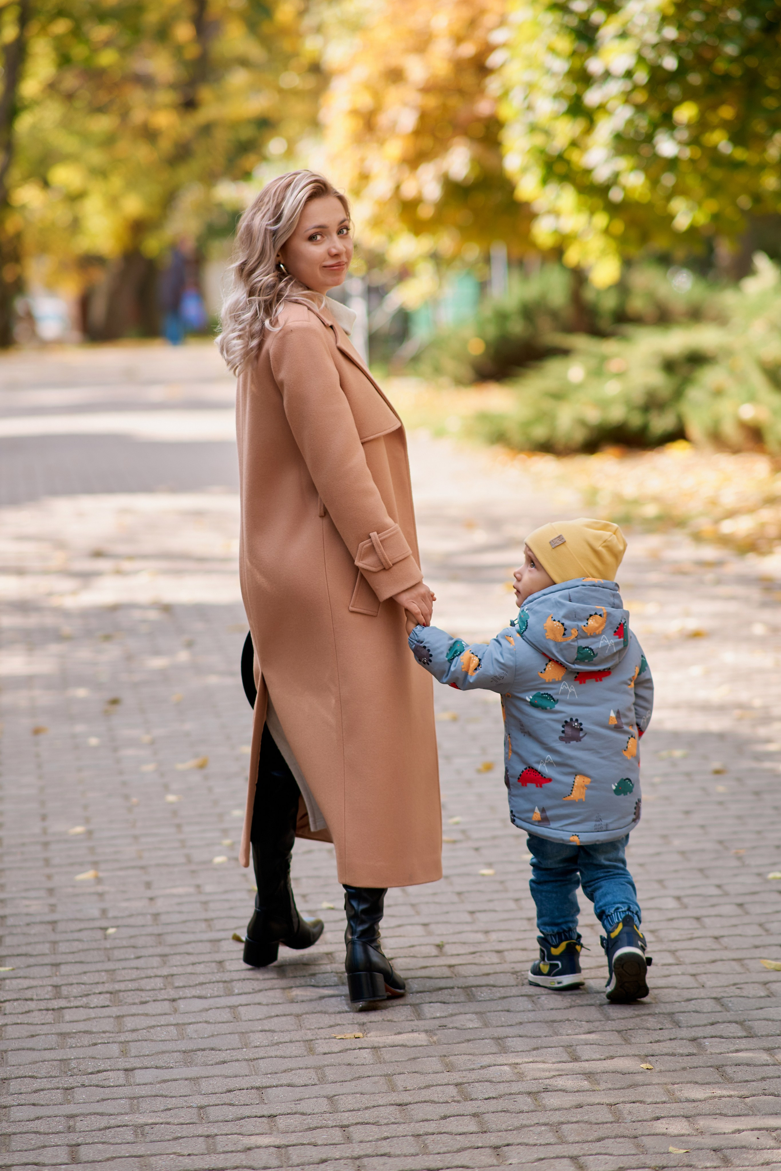 Осенняя прогулка мамы с сыном. Фотограф Таганрог Анна Трайжон