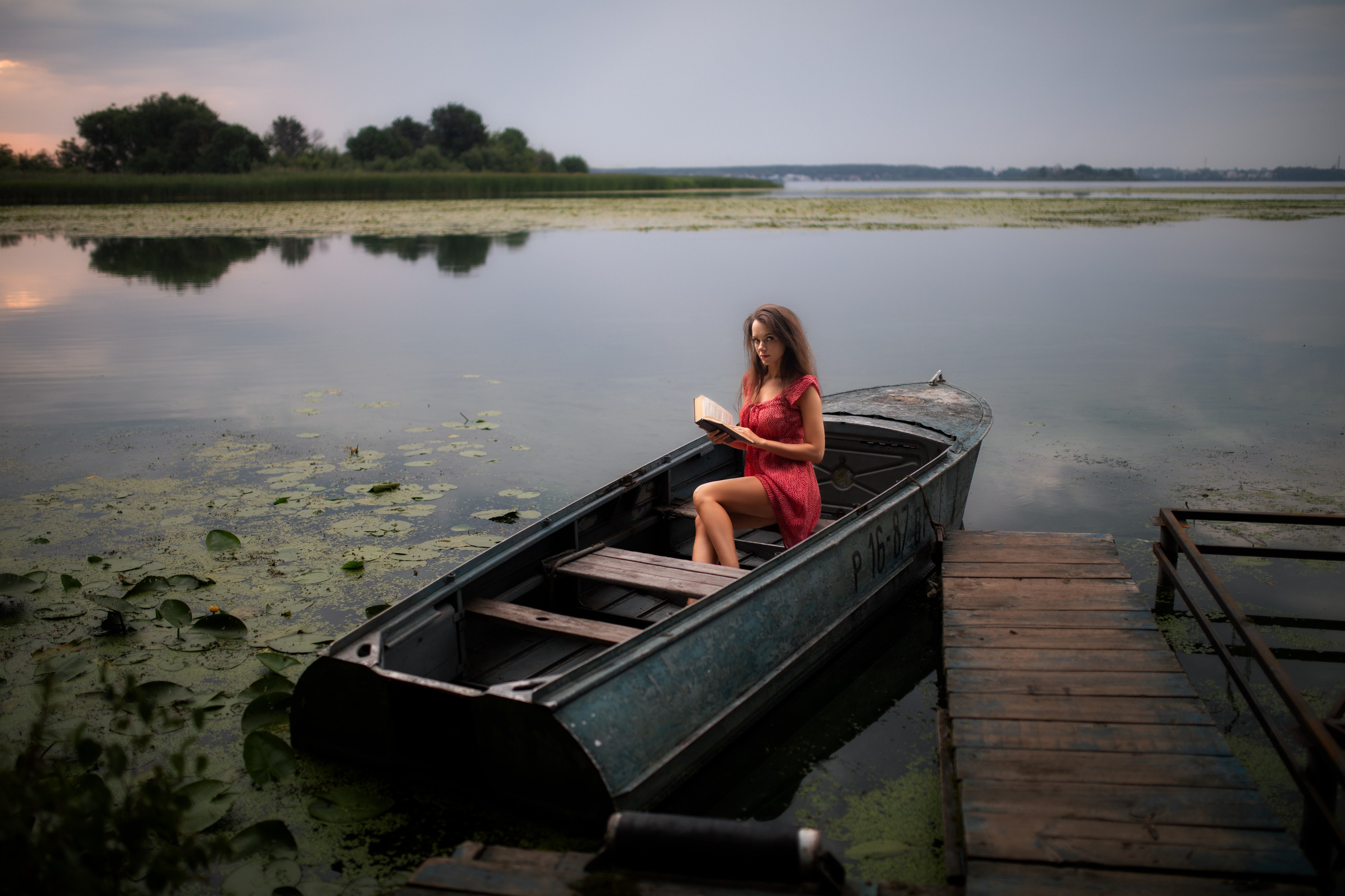 Съемка с Екатериной на рассвете на берегу реки