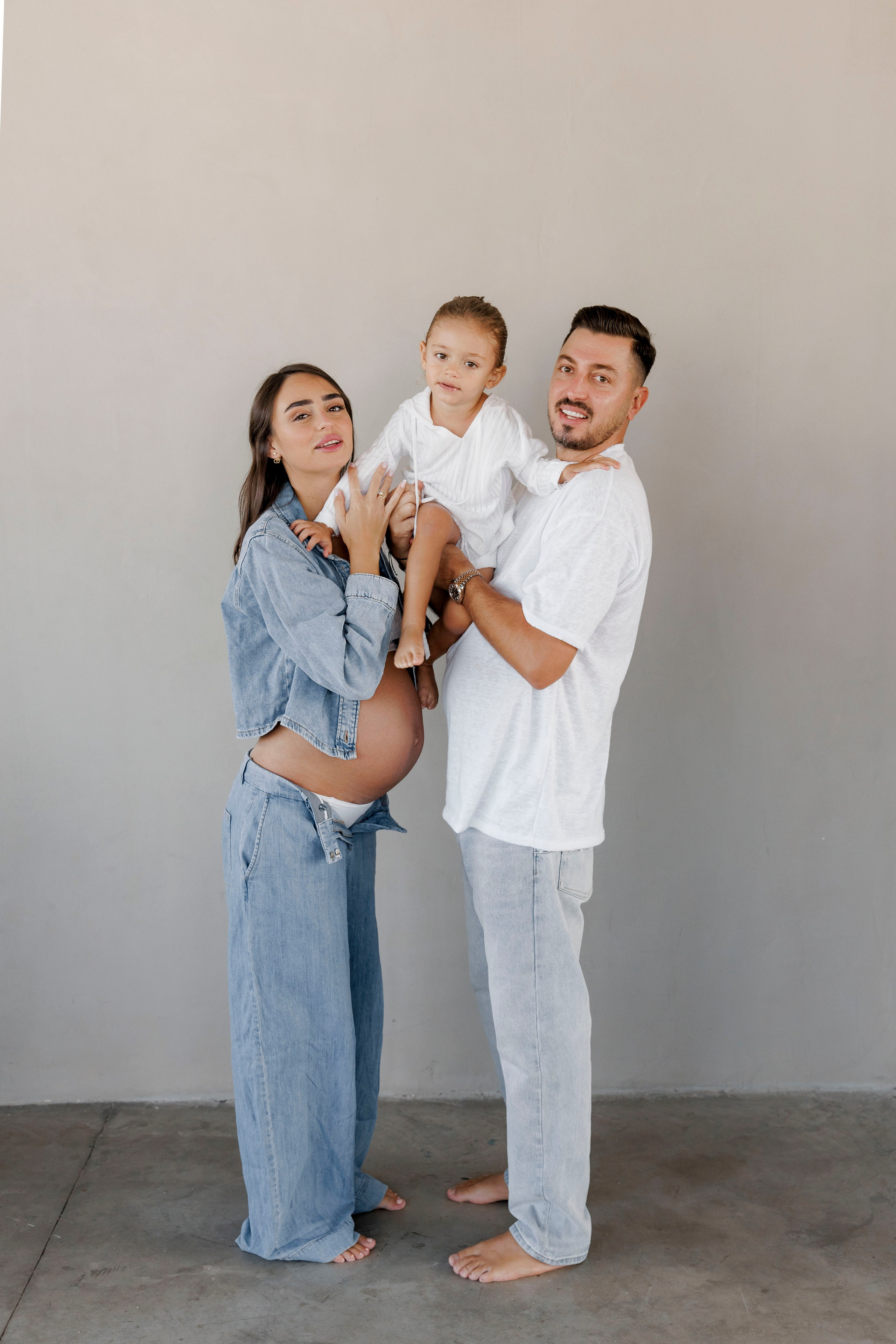 Pregnancy photoshoot inside the studio in Tel Aviv. Главная