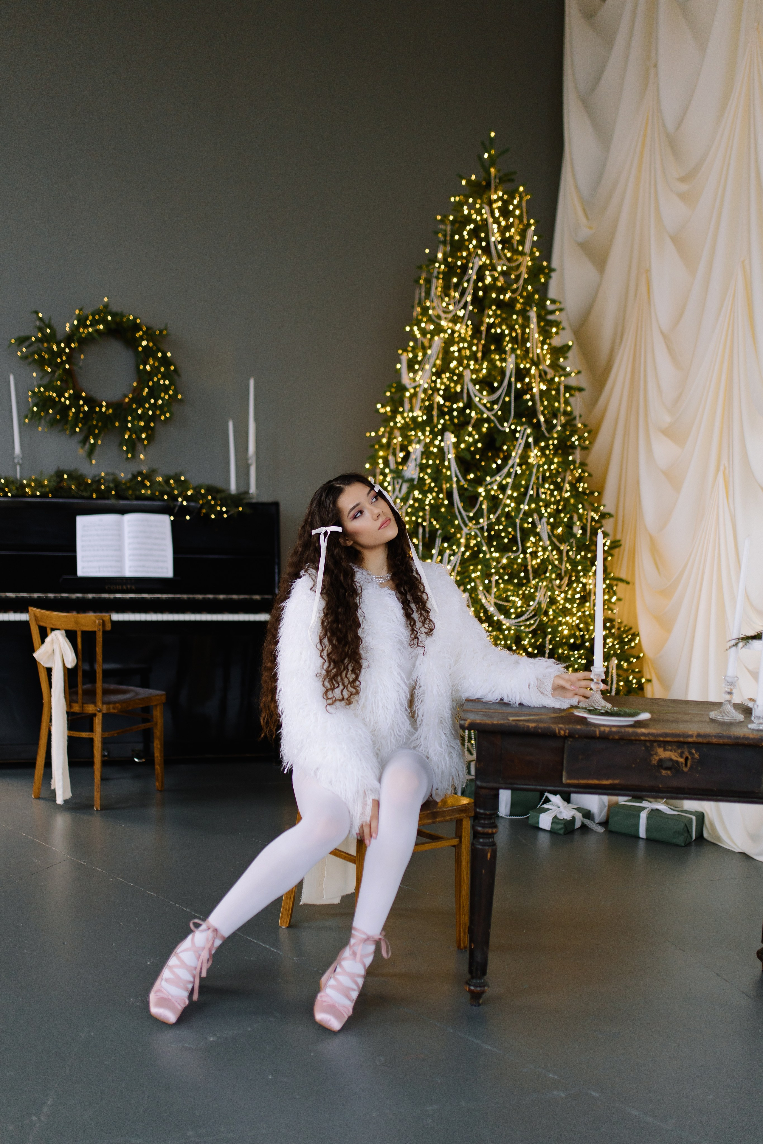 Изображение модели в нарядном красочном костюме и аксессуарах в студиях праздничной тематики.