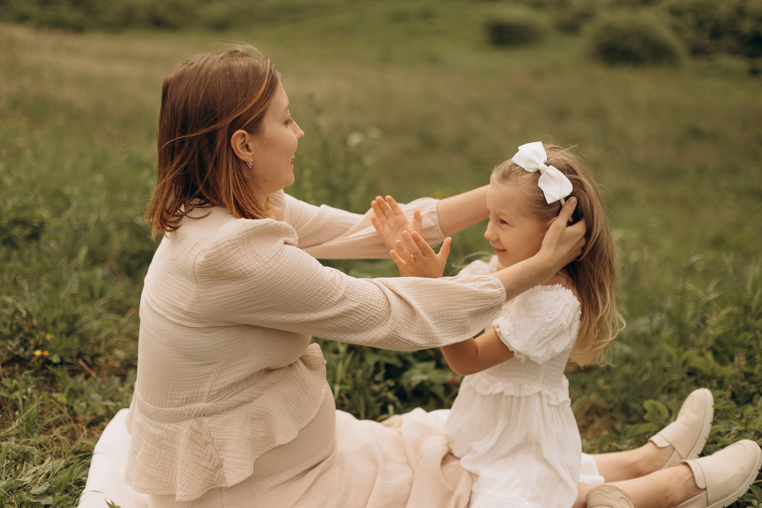 Мама и дочка на холмах. Детский и семейный фотограф в Москве Светлана Шабалина