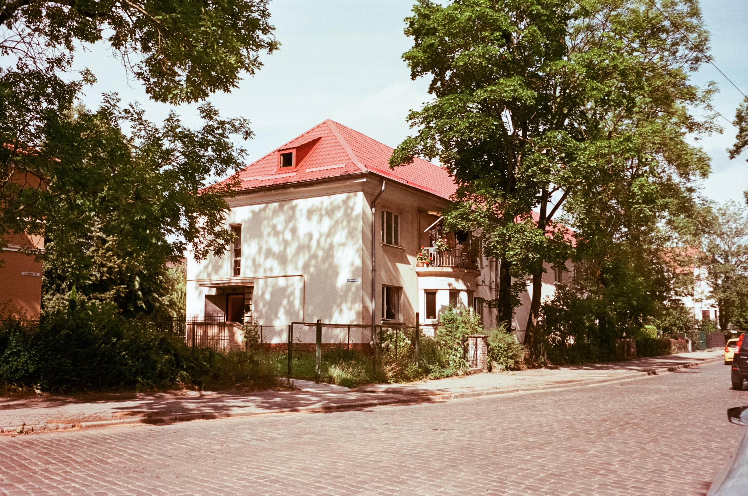 Калининград в солнечный день 7 июля 2024 года / Aerocolor IV / Minox 35GT (2)