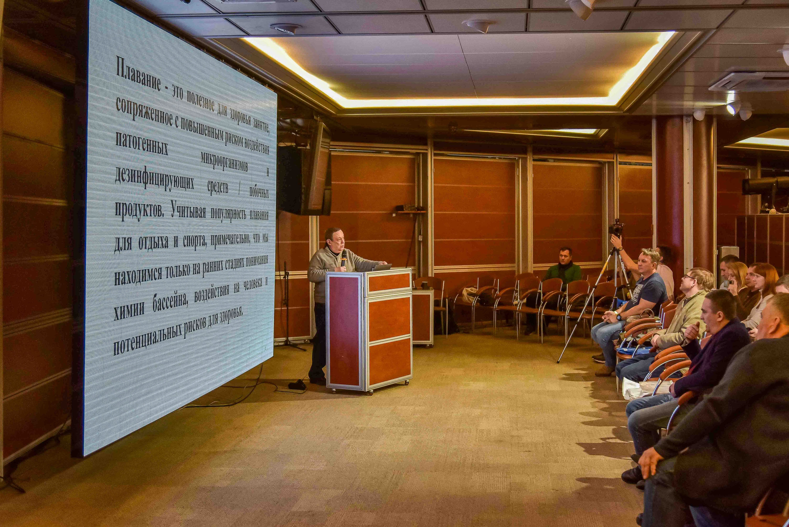 Выступление спикера на выставке в Москве, репортажная фотосъемка мероприятия передает атмосферу мероприятия.