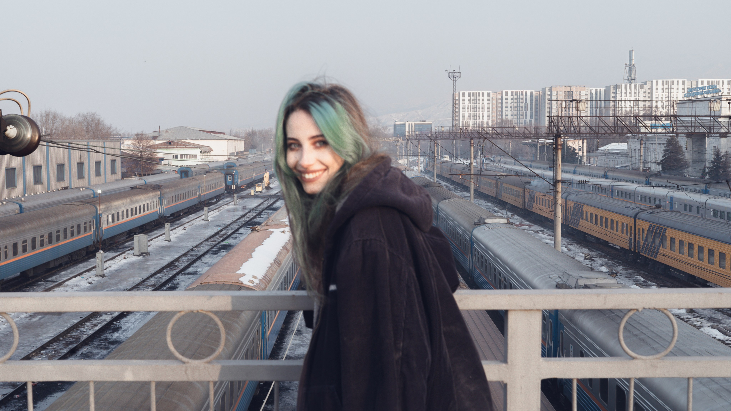 Силуэт девушки на фоне проходящего поезда в движении