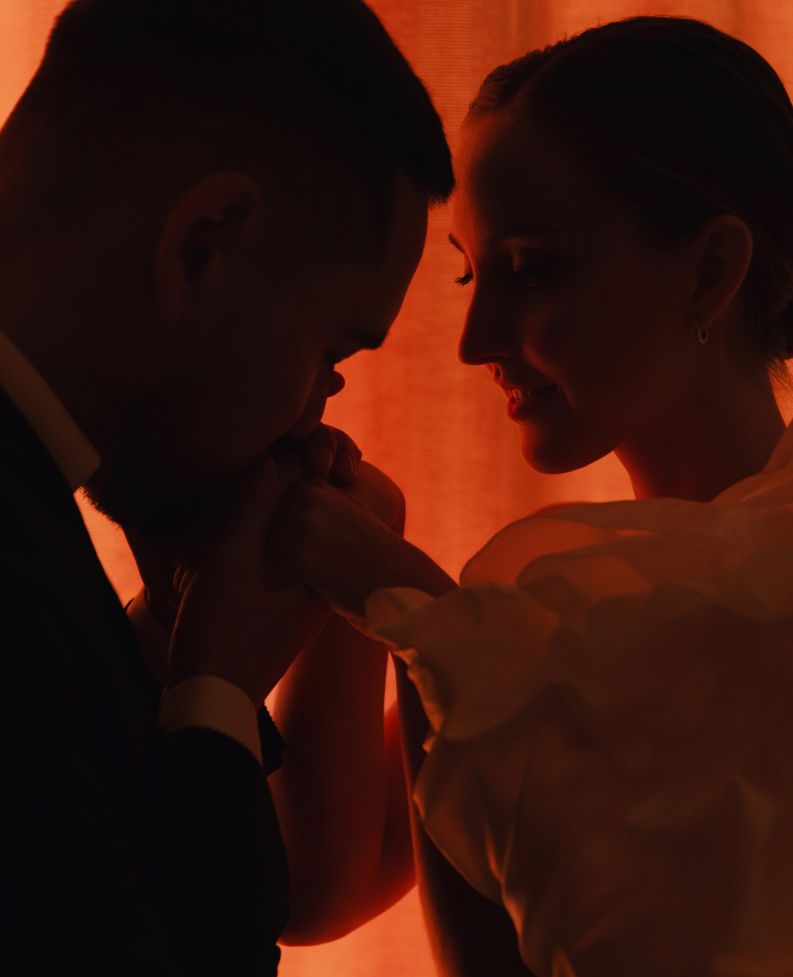 В ЛУЧАХ ЗАКАТА НА БЕРЕГУ МОРСКОМ