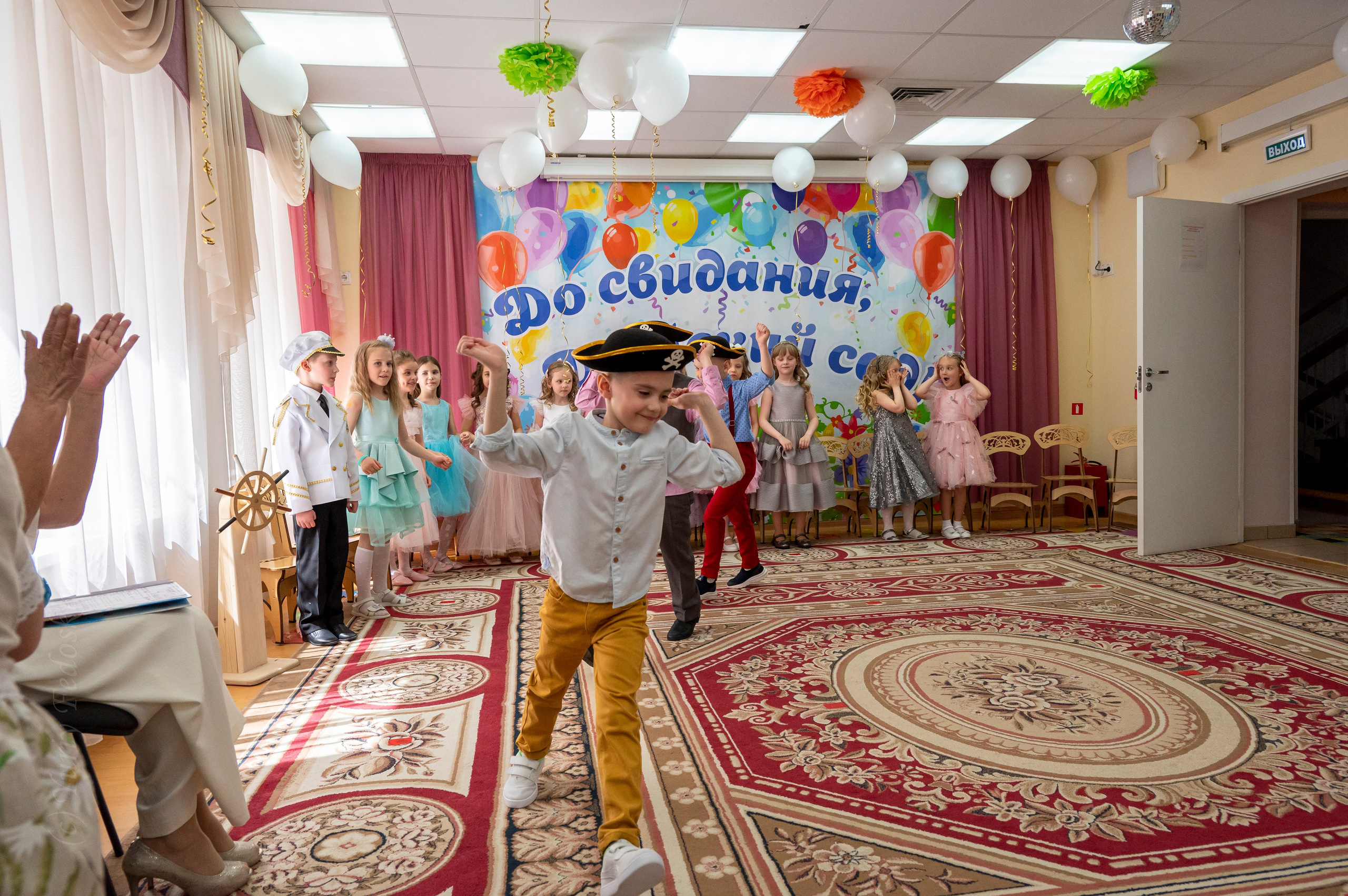 Выпускной в детском садике «Чебурашка», Королёв. Профессиональный фотограф интерьеров в Москве Юрий Федоскин
